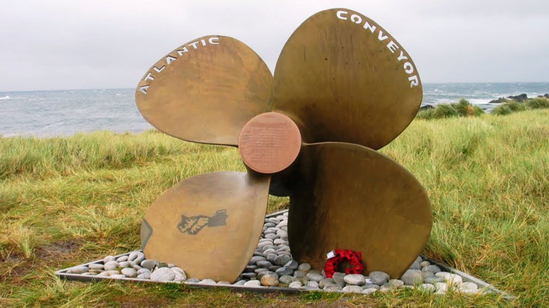 El homenaje al buque hundido que el Príncipe Eduardo inauguró en 2006 en Malvinas