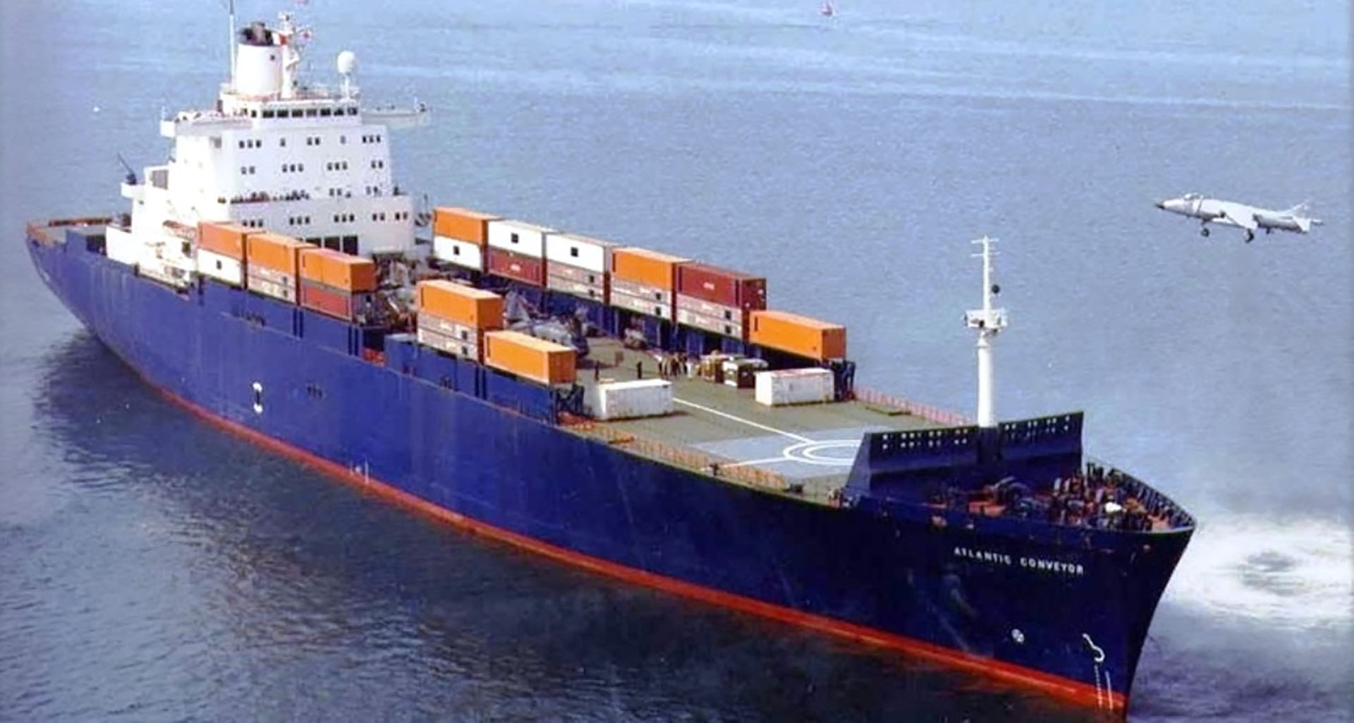 El mercante Atlantic Conveyor de la compañia Cunard fue requisado los primeros días de abril de 1982 como buque de apoyo y modificado para que pudiera operar como plataforma de Sea Harriers y helicópteros durante la Guerra de Malvinas.