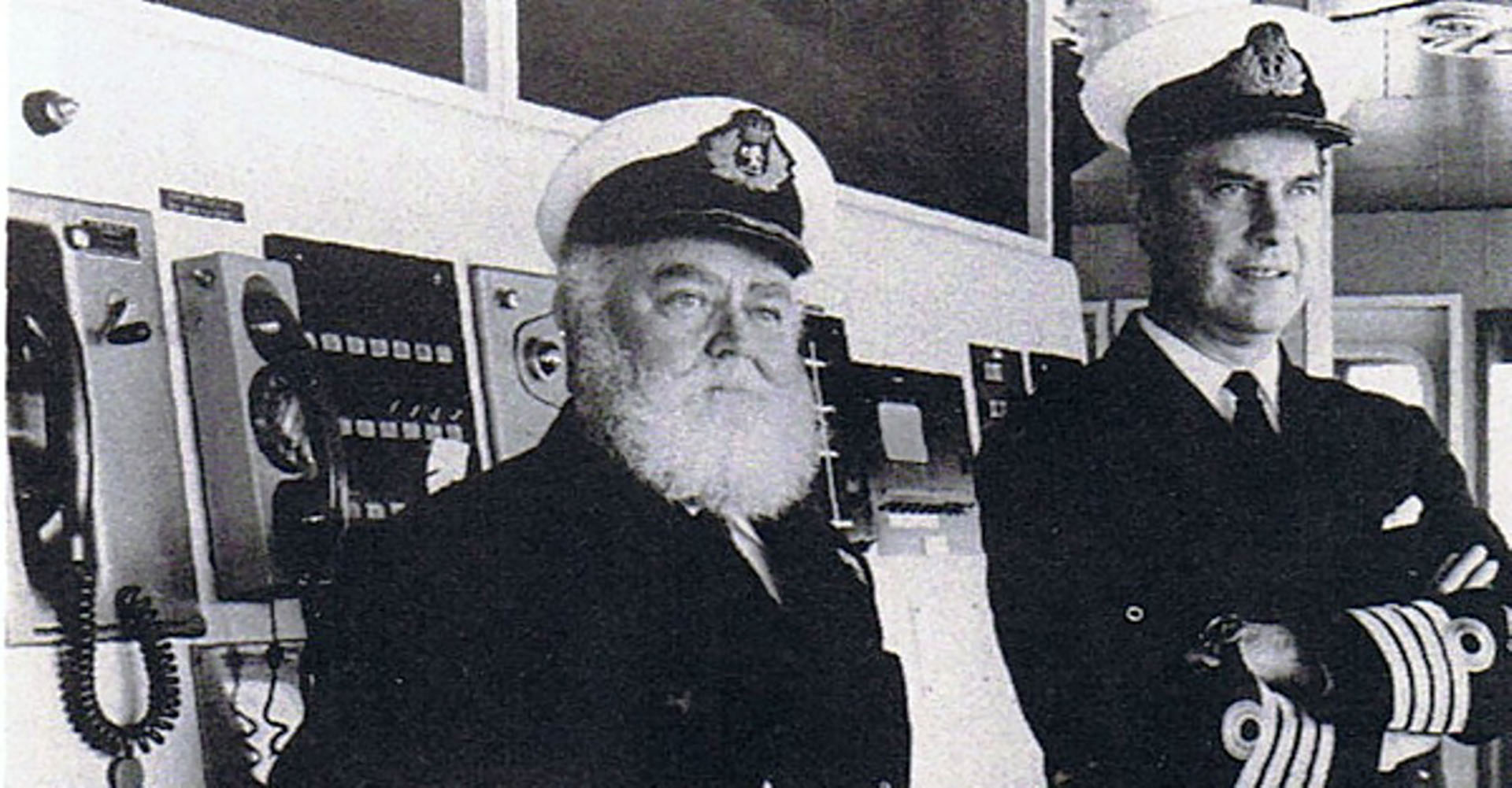 El capitán Ian North y el comandante de la Marina Real, Mike Layard , supervisaron desde el puente de mando la reconversión y la estiba del buque que hasta el ´82 unía Europa con Estados Unidos.