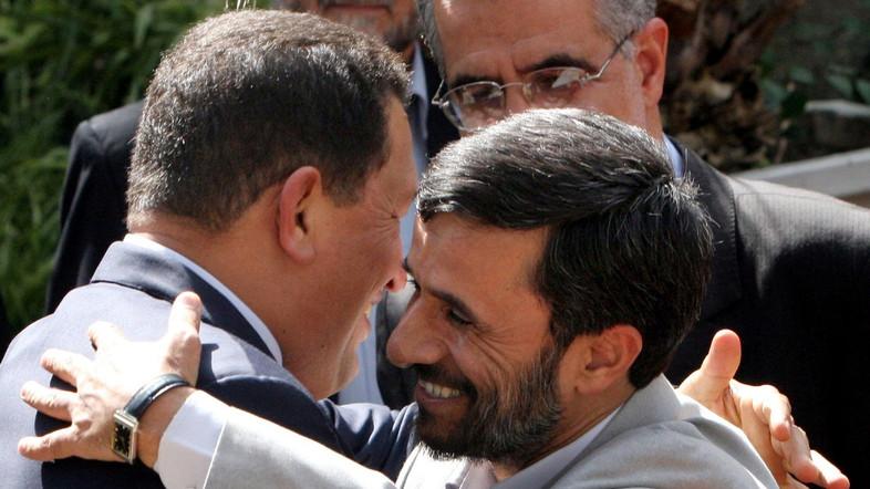 Hugo Chávez con el ex presidente de Irán Mahmoud Ahmadinejad (Foto: AP)