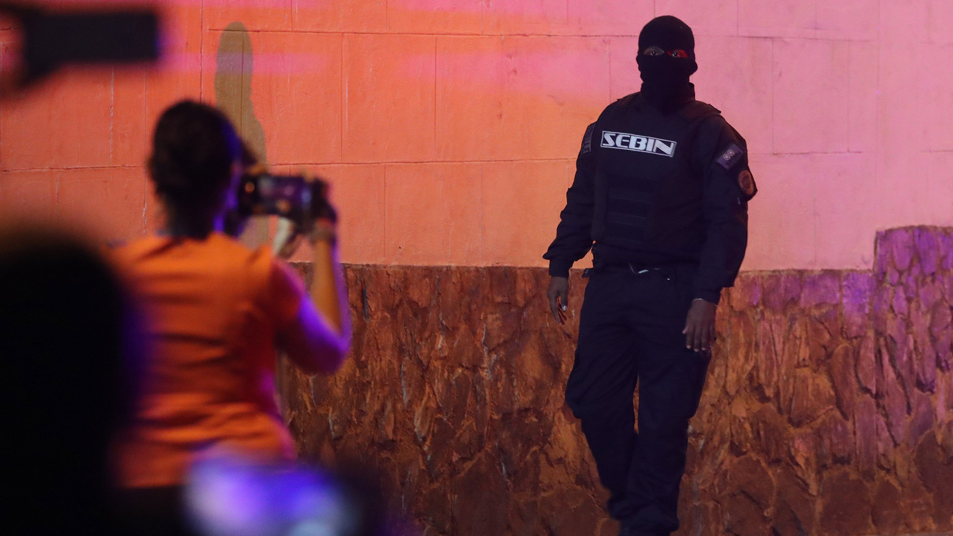 La gente repudió el accionar de los agentes del Sebin (EFE/ Miguel Gutiérrez)