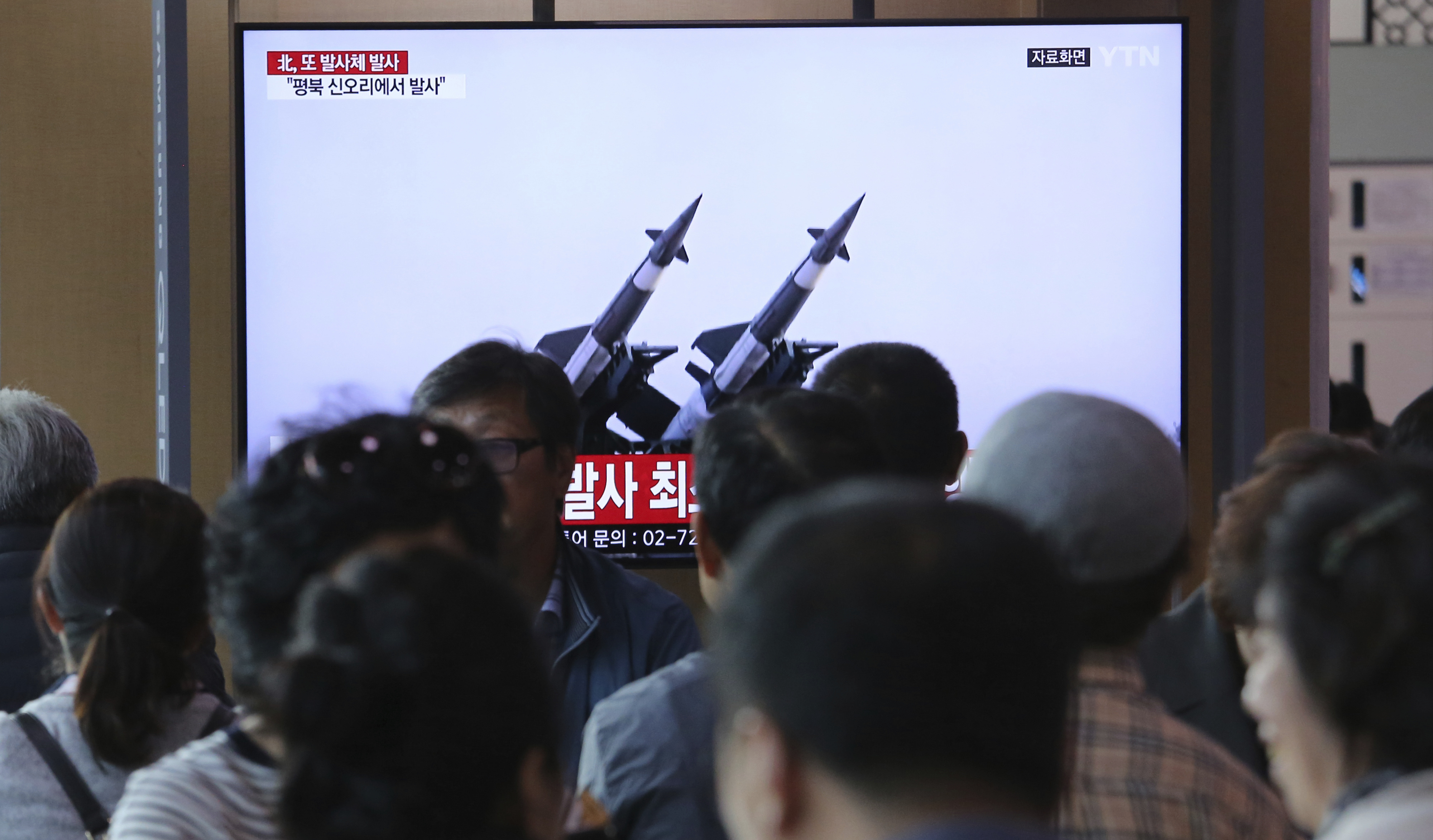 Un grupo de personas observa un televisor en el que se emiten imágenes de archivo de misiles norcoreanos durante un noticioso, en la estación de tren de Seúl, en Corea del Sur, el 9 de mayo de 2019. (AP Foto/Ahn Young-joon)