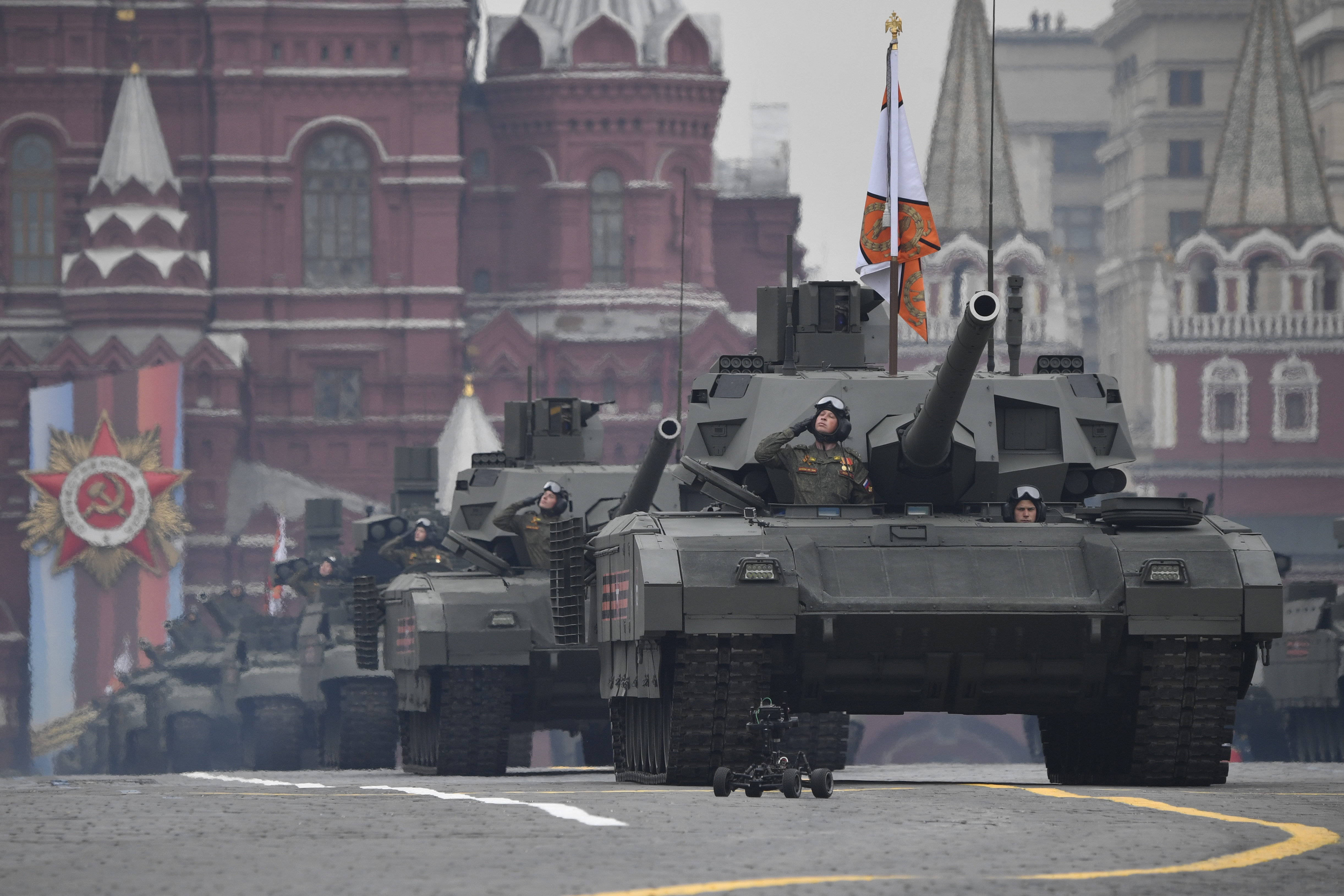 Una columna de tanques T-14 Armata, los más modernos del arsenal ruso, junto a lo que parece ser un pequeño drone terrestre (Alexander NEMENOV / AFP)