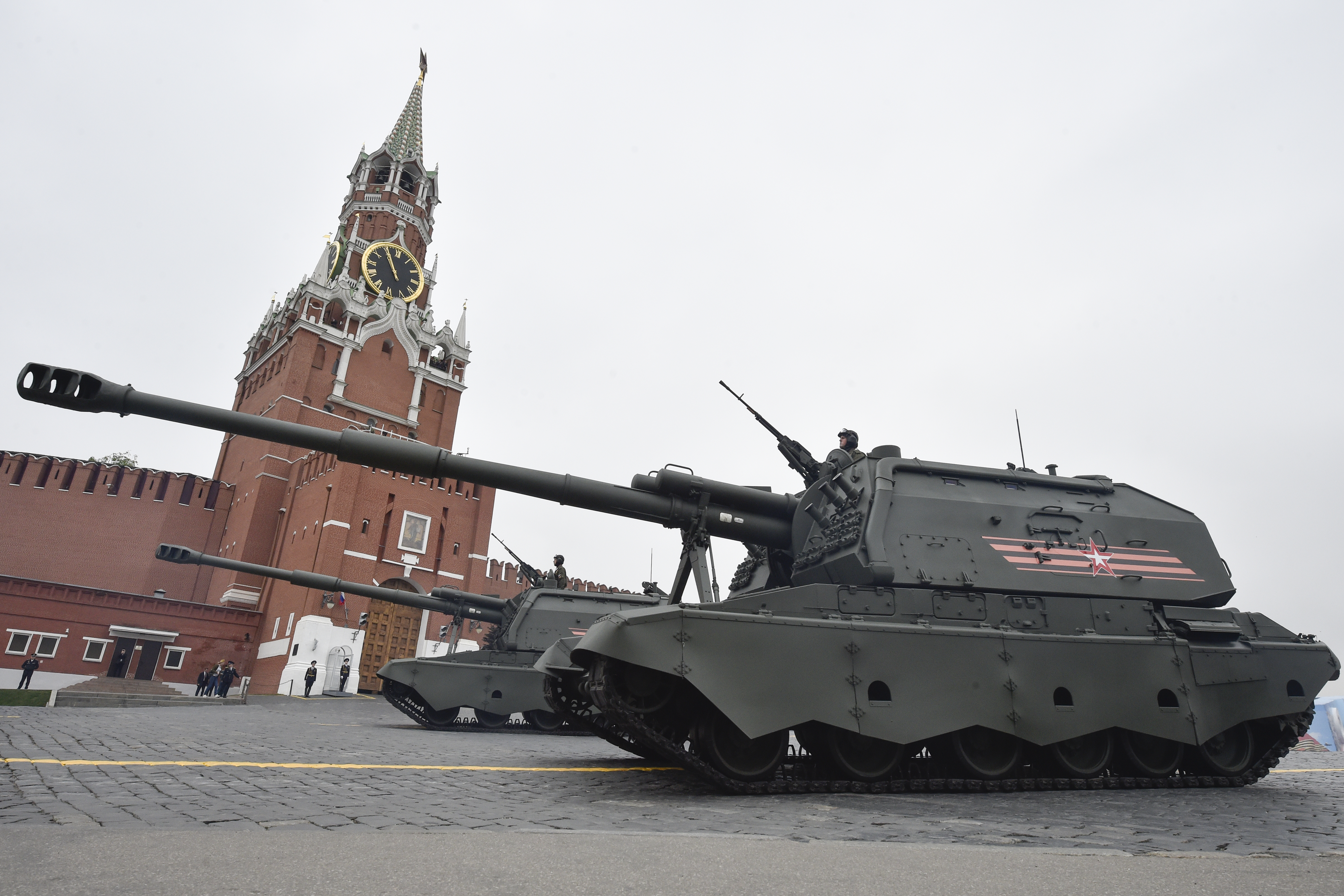 Artillería autopropulada de 152 milímetros Msta-S, frente al Kremlin (Alexander NEMENOV / AFP)