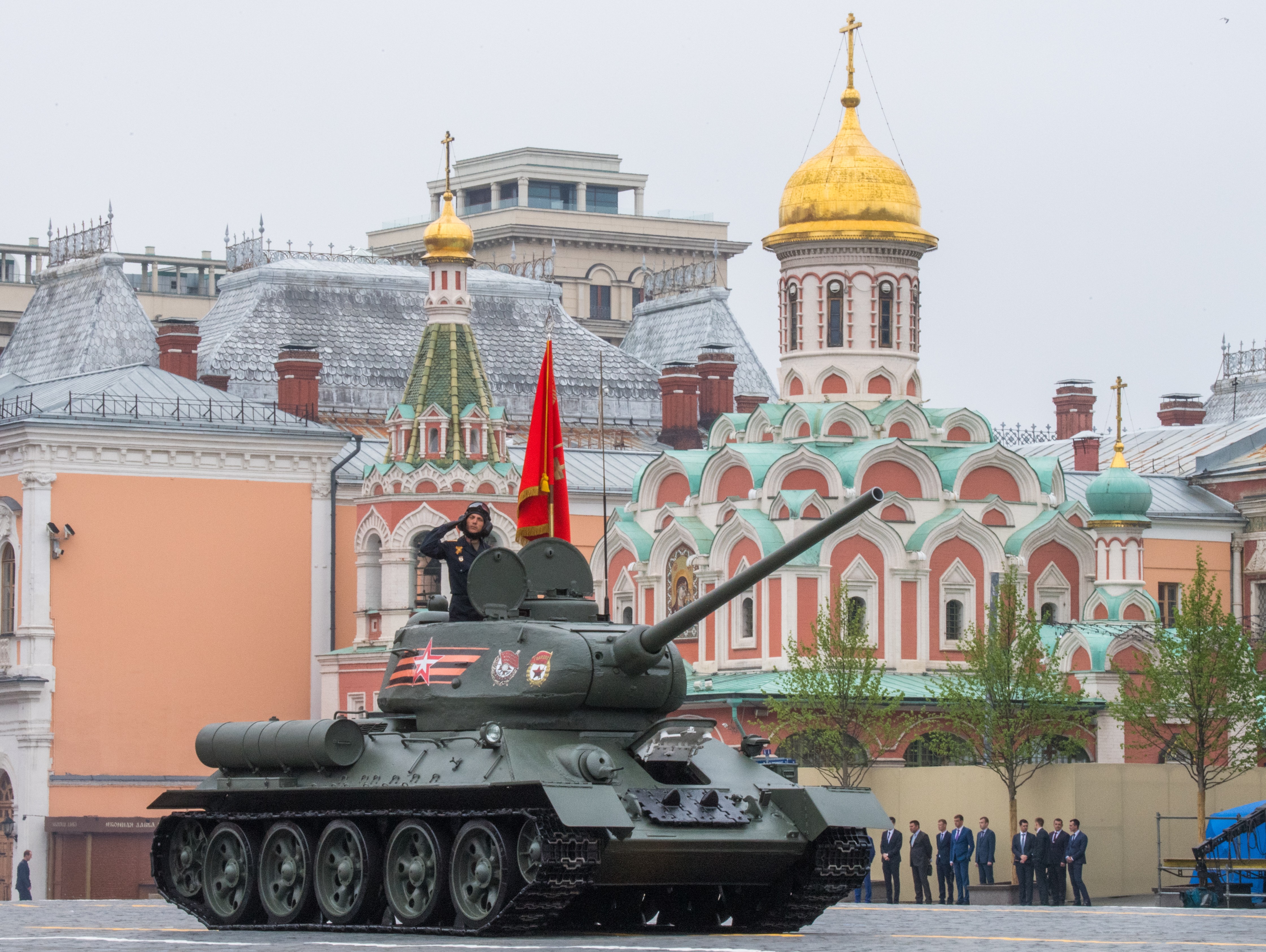 El icónico tanque T-34, espina dorsal del Ejército Soviético que derrotó a la Alemania nazi en 1945 (Mladen ANTONOV / AFP)