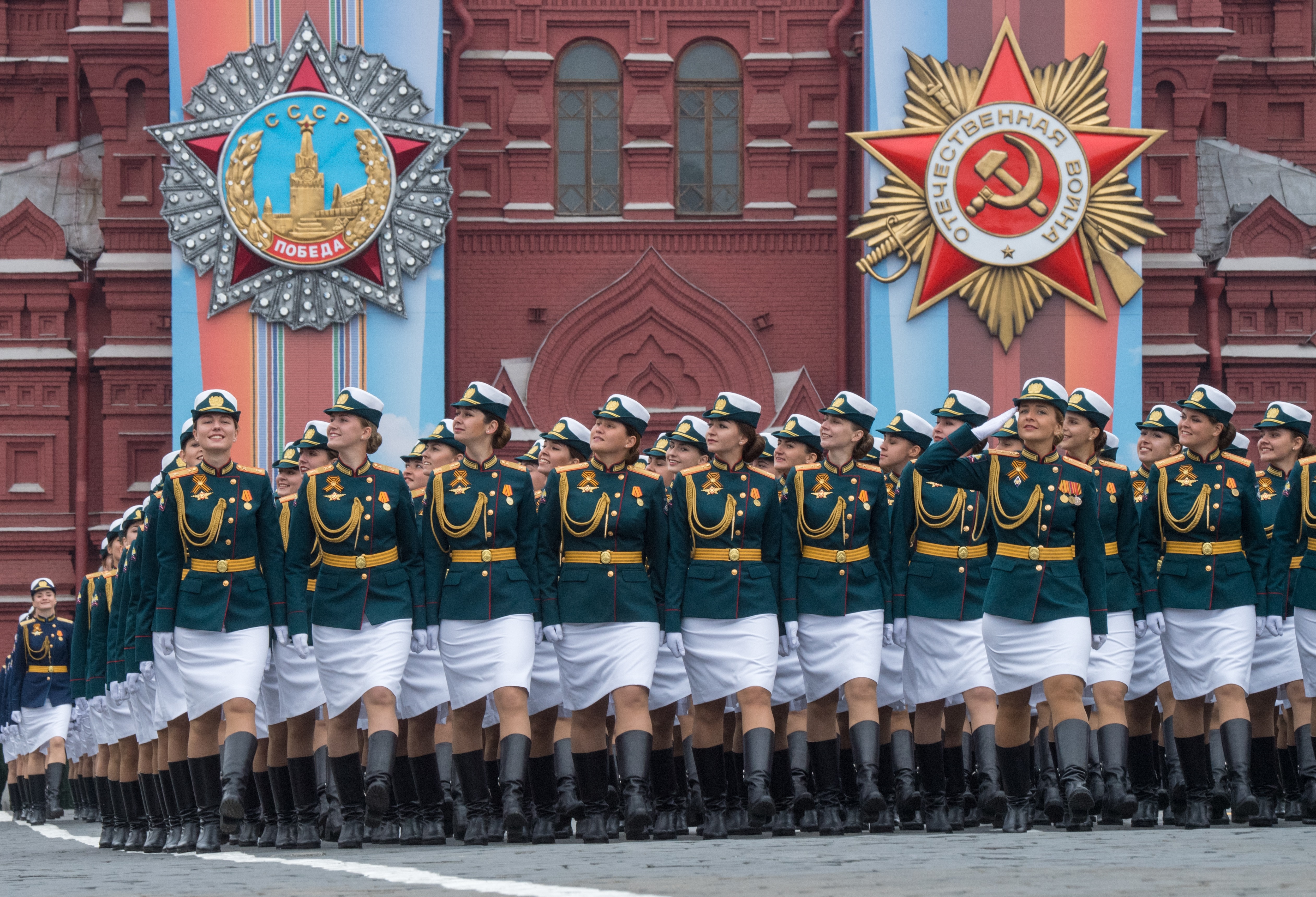 Soldados marchando frente al Museo Histórico Nacional (Mladen ANTONOV / AFP)