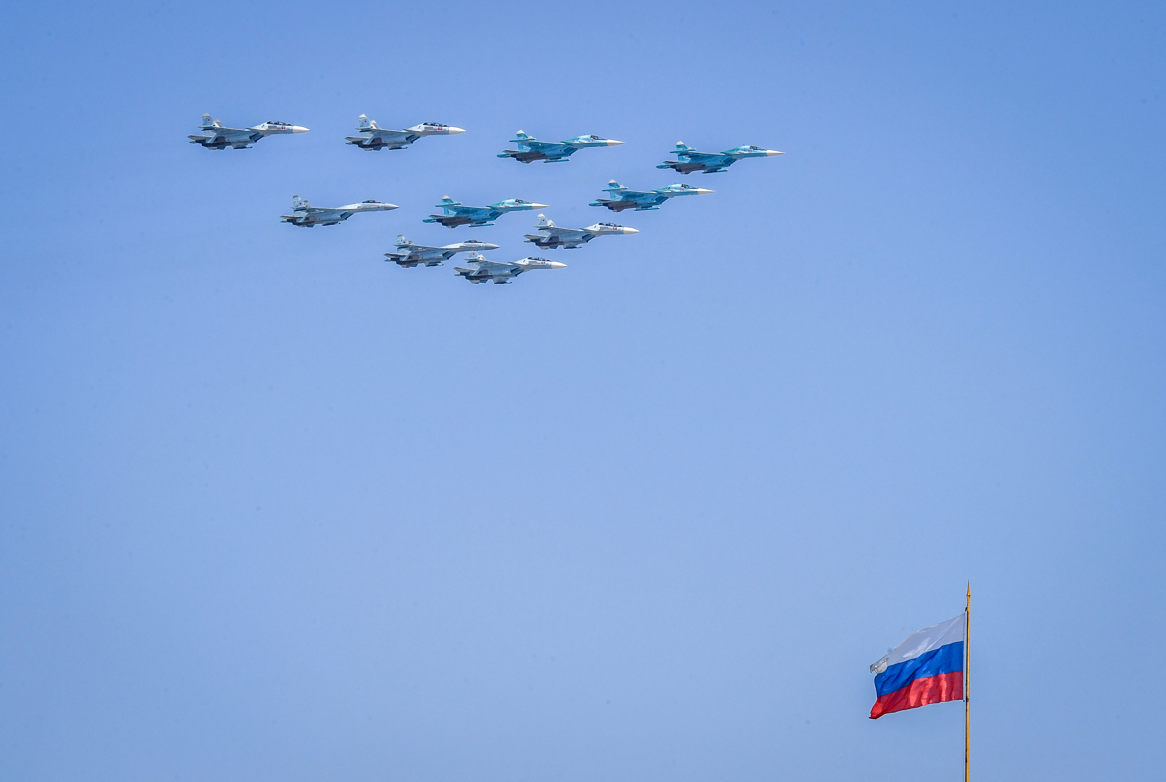 Cazabombarderos Sukhoi Su-35 y Su-34 sobre los cielos de Moscú (Yuri KADOBNOV / AFP)