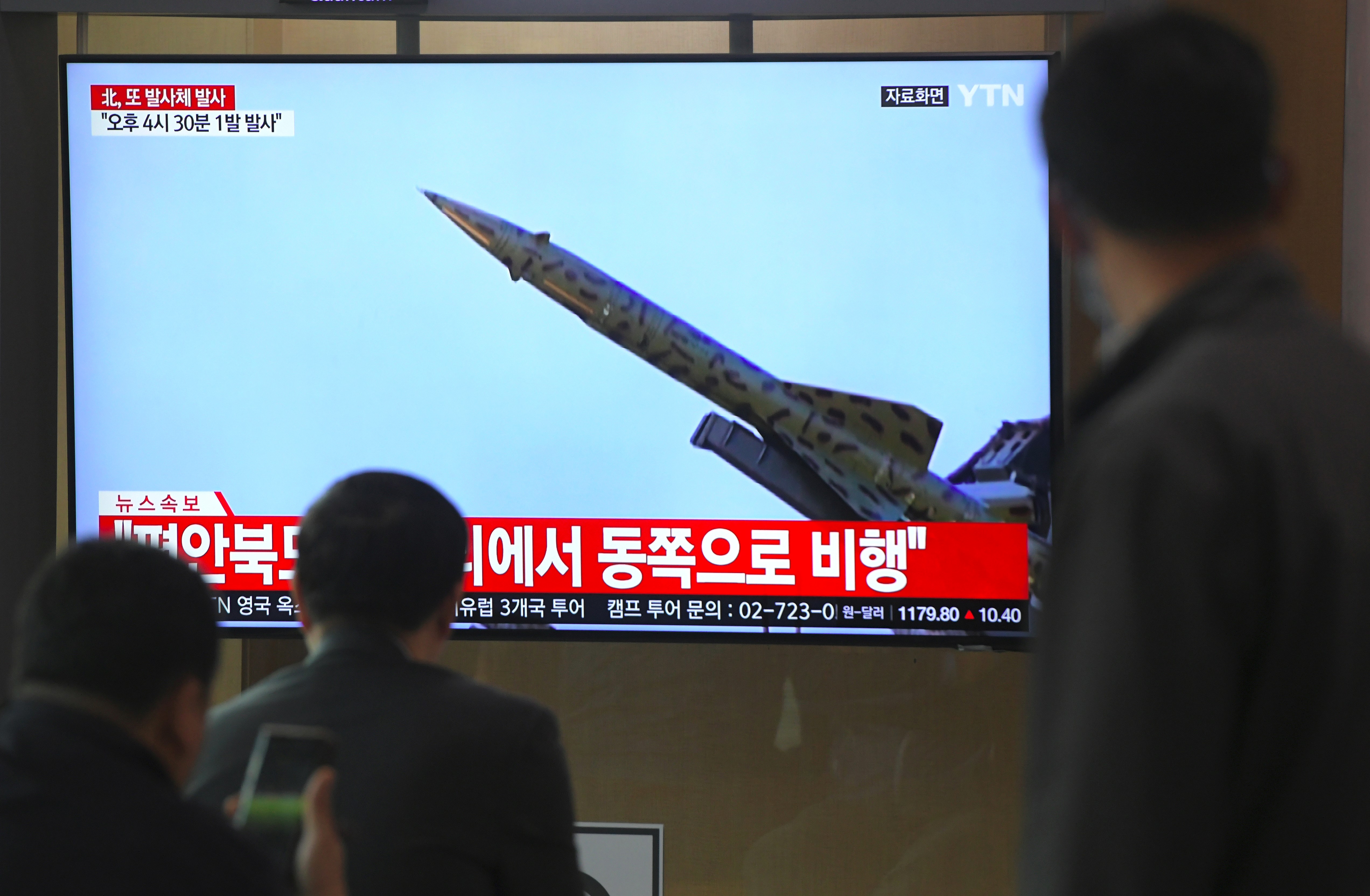 Se cree que al menos dos misiles fueron disparados por Pyongyang (Jung Yeon-je / AFP)