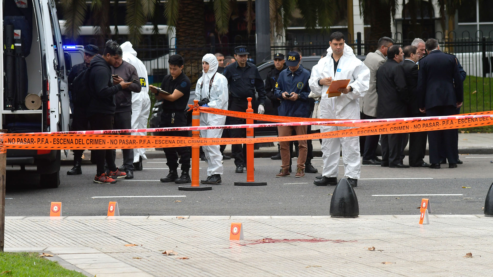 La escena del crimen de Yadón, con los agentes de criminalística peritando el lugar (Foto: Patricio Murphy)