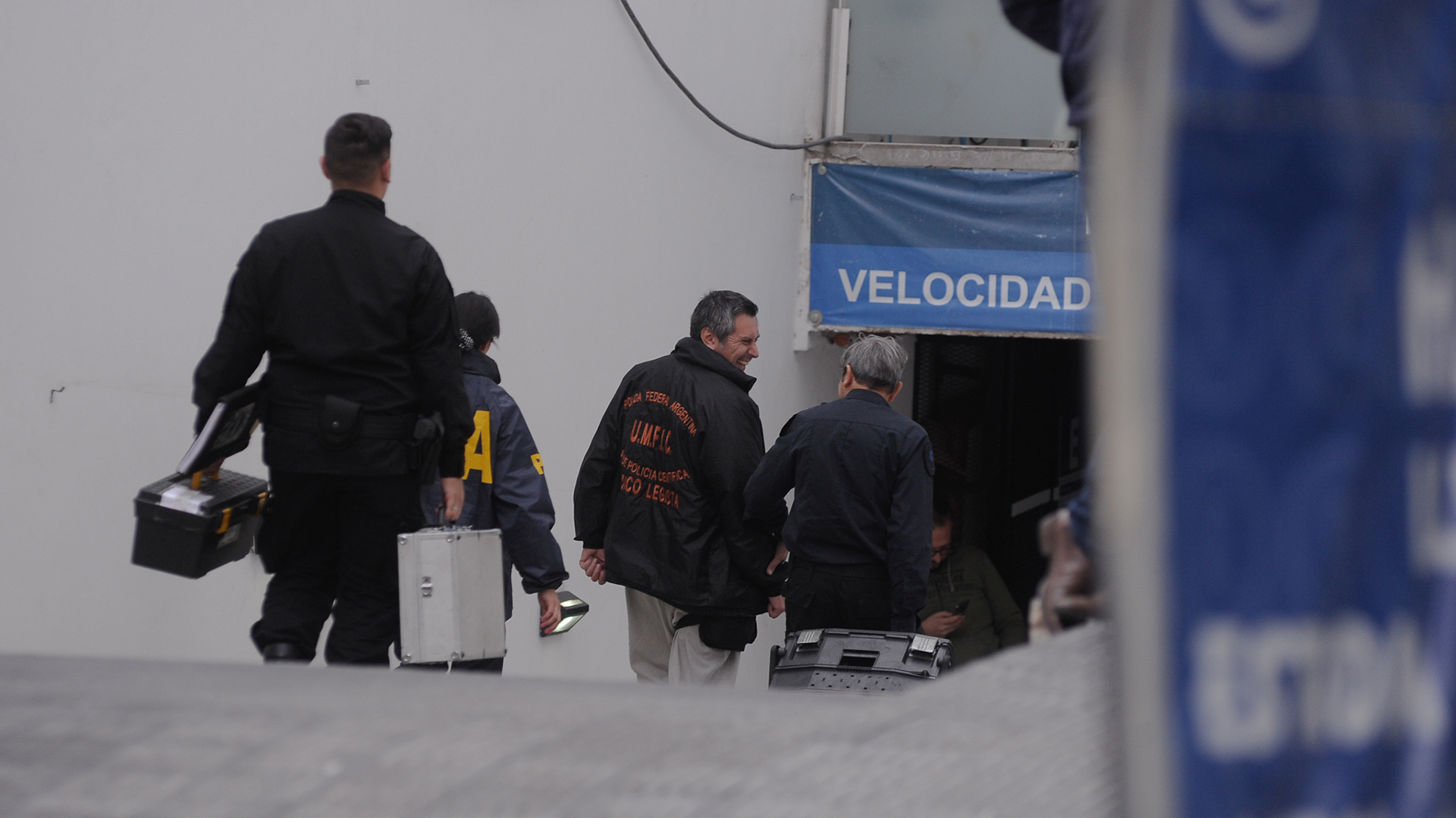 La policía ingresa al estacionamiento donde finalmente se encontró al vehículo (Patricio Murphy)