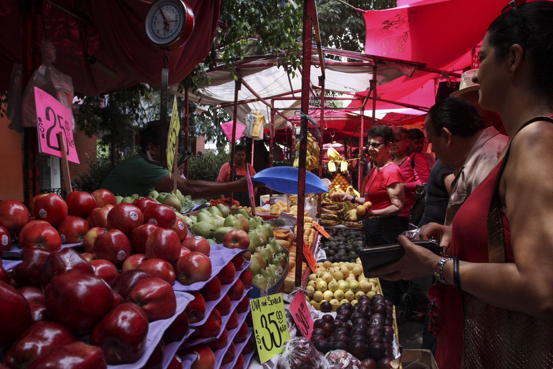 Los precios de algunos productos de la canasta básica los hacen inaccesibles para las familias (Foto: Cuartoscuro)