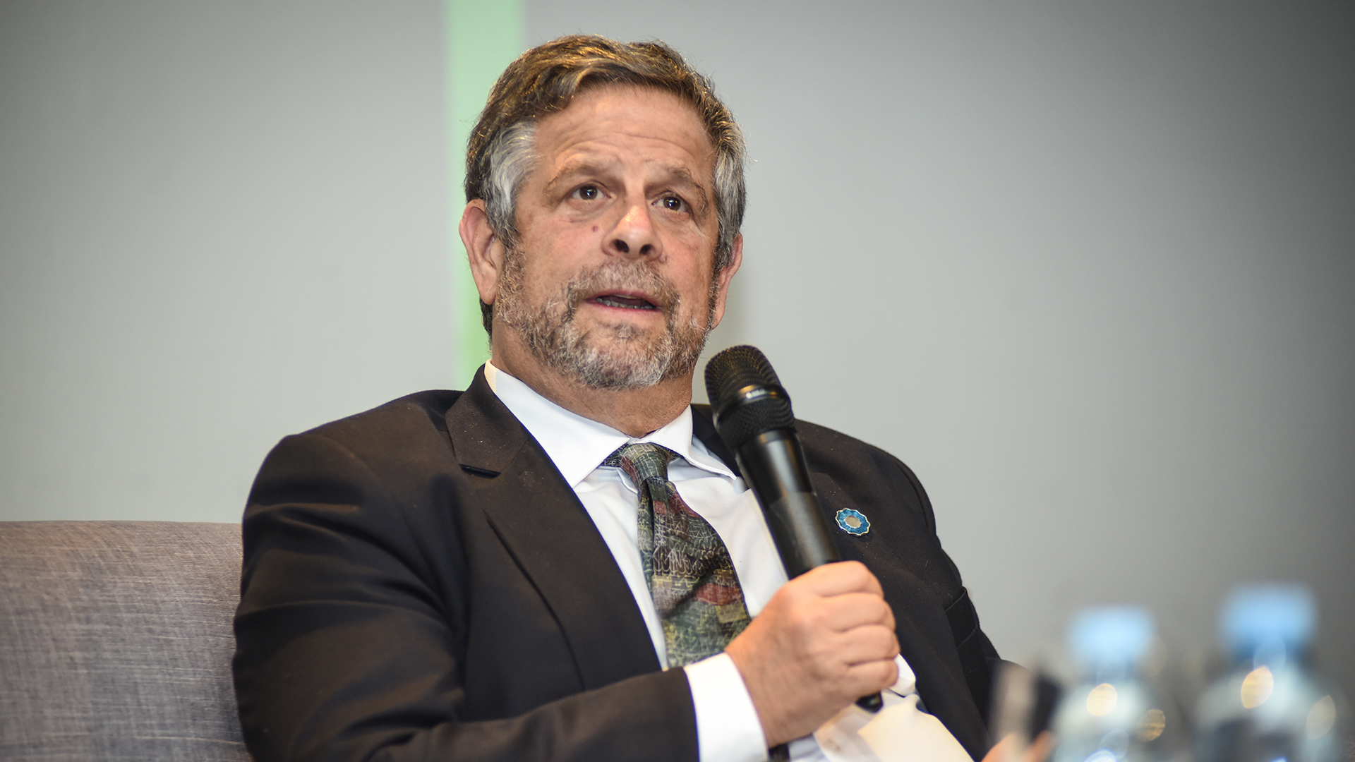 El secretario de Salud tiene una trayectoria como médico sanitarista en la Argentina. Publicó libros y numerosos artículos en revistas internacionales y nacionales sobre atención primaria y epidemiología