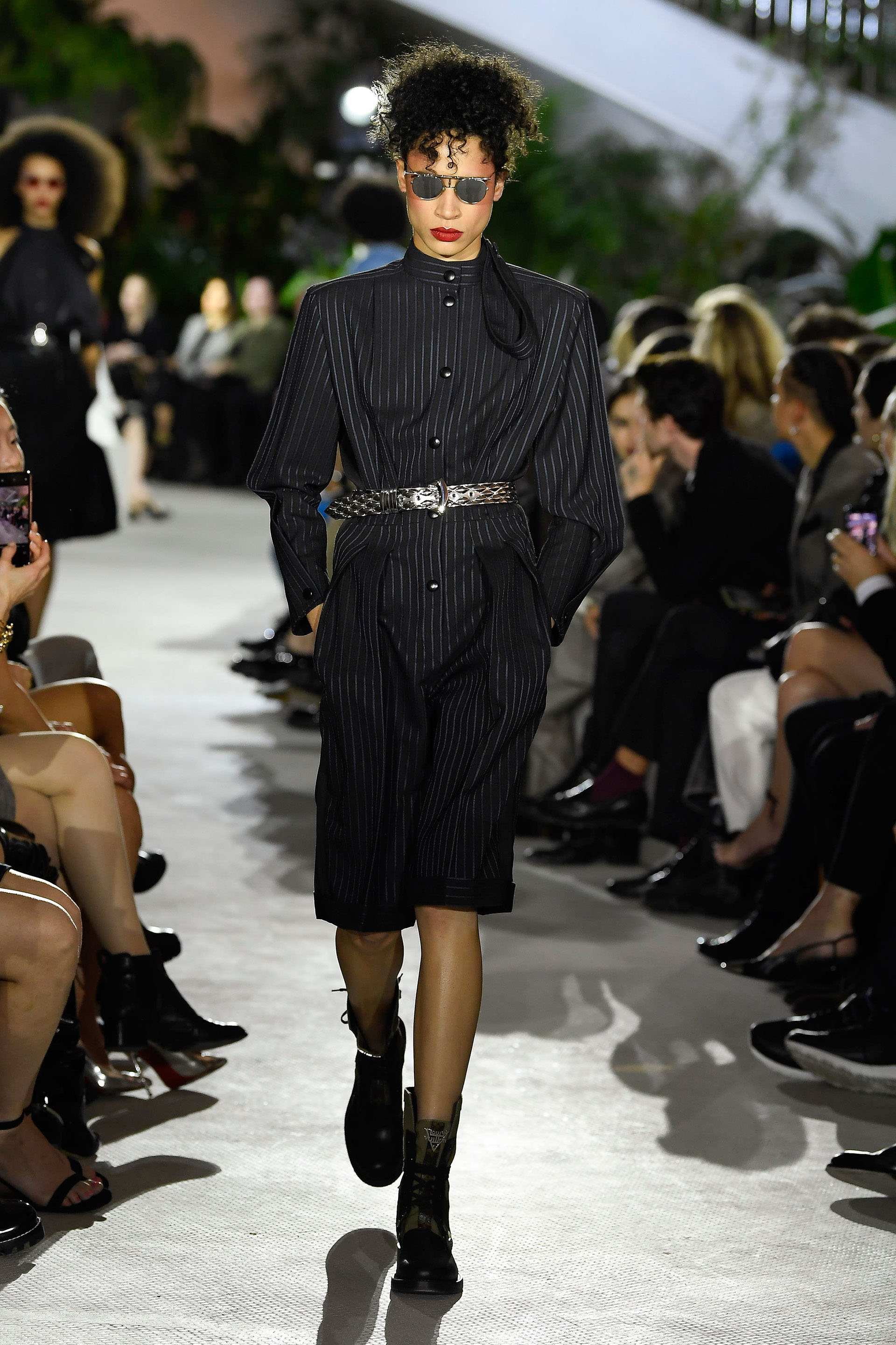 Look negro de punta a punta con rayas muy delgadas.