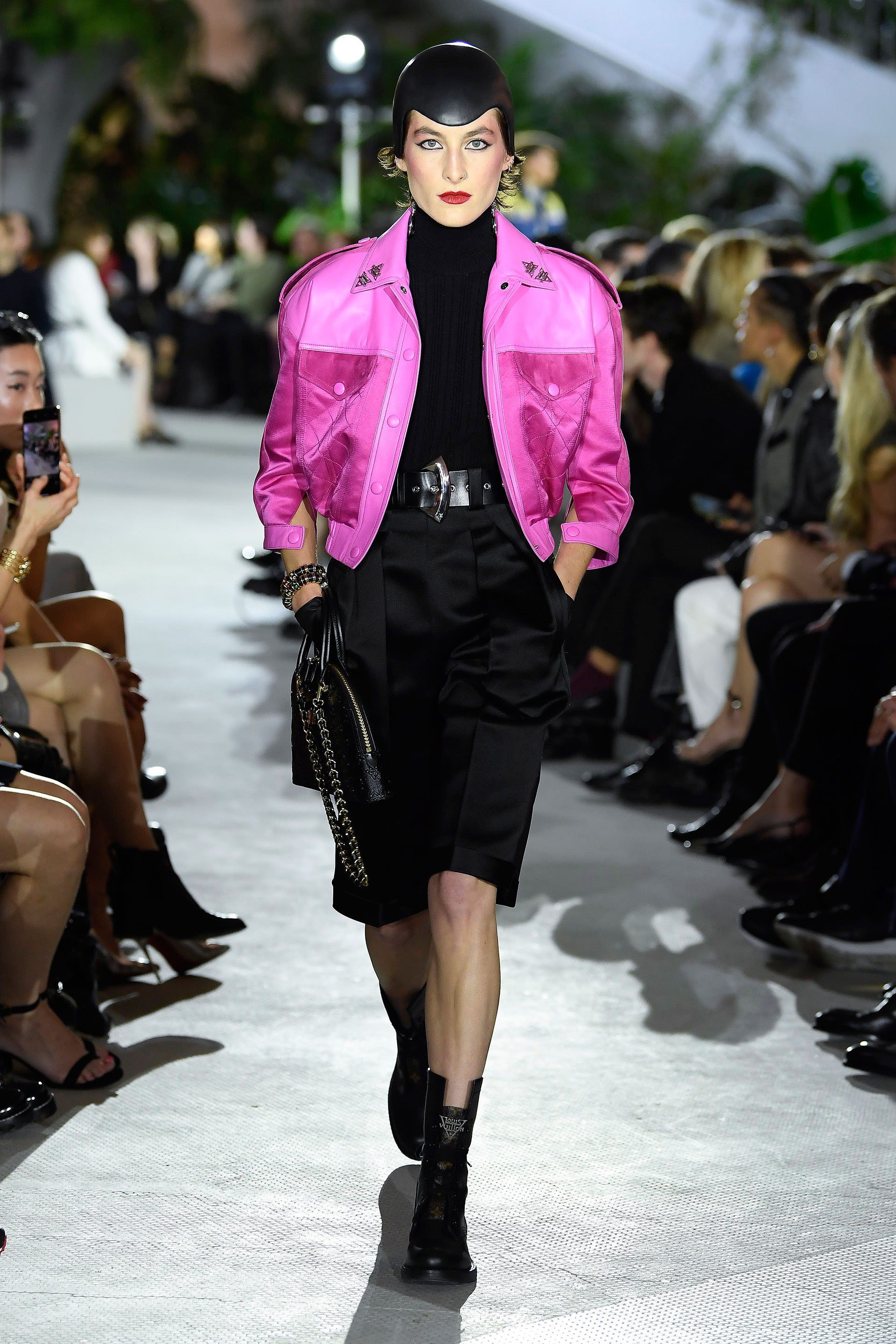 Fucsia llamativo.