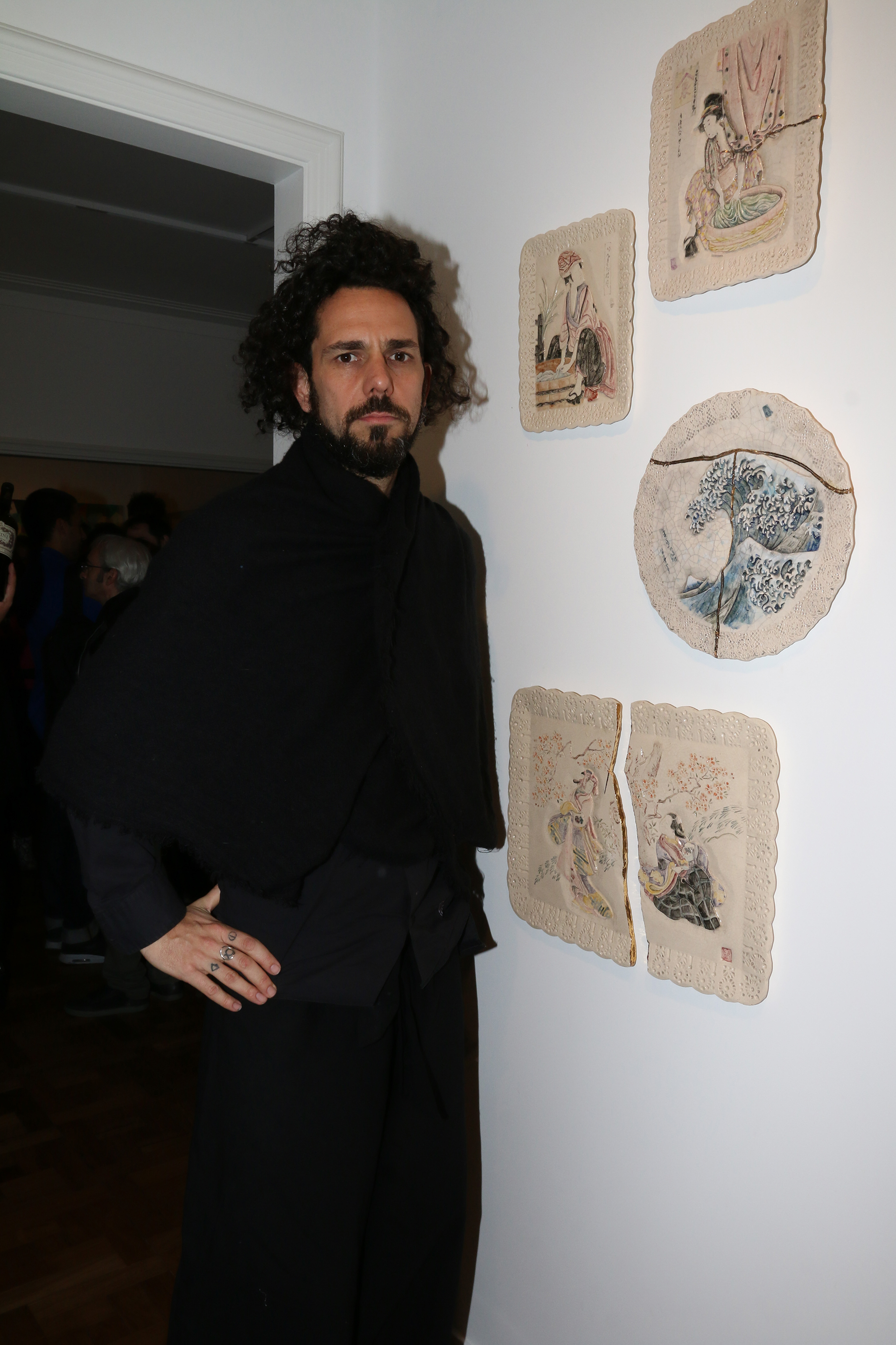 Alejandro Somaschini junto a su obra