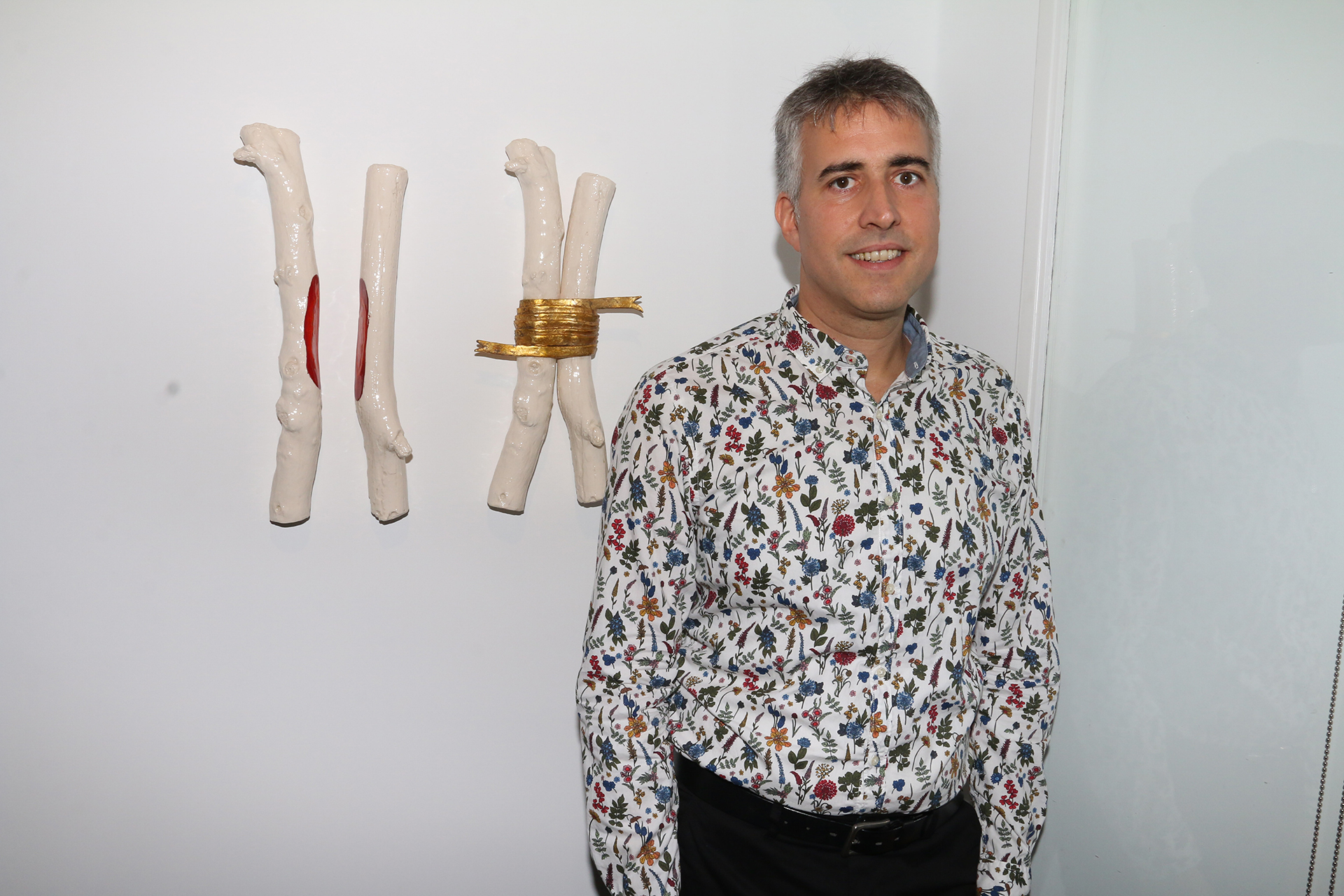 Gabriel Baggio junto a su obra
