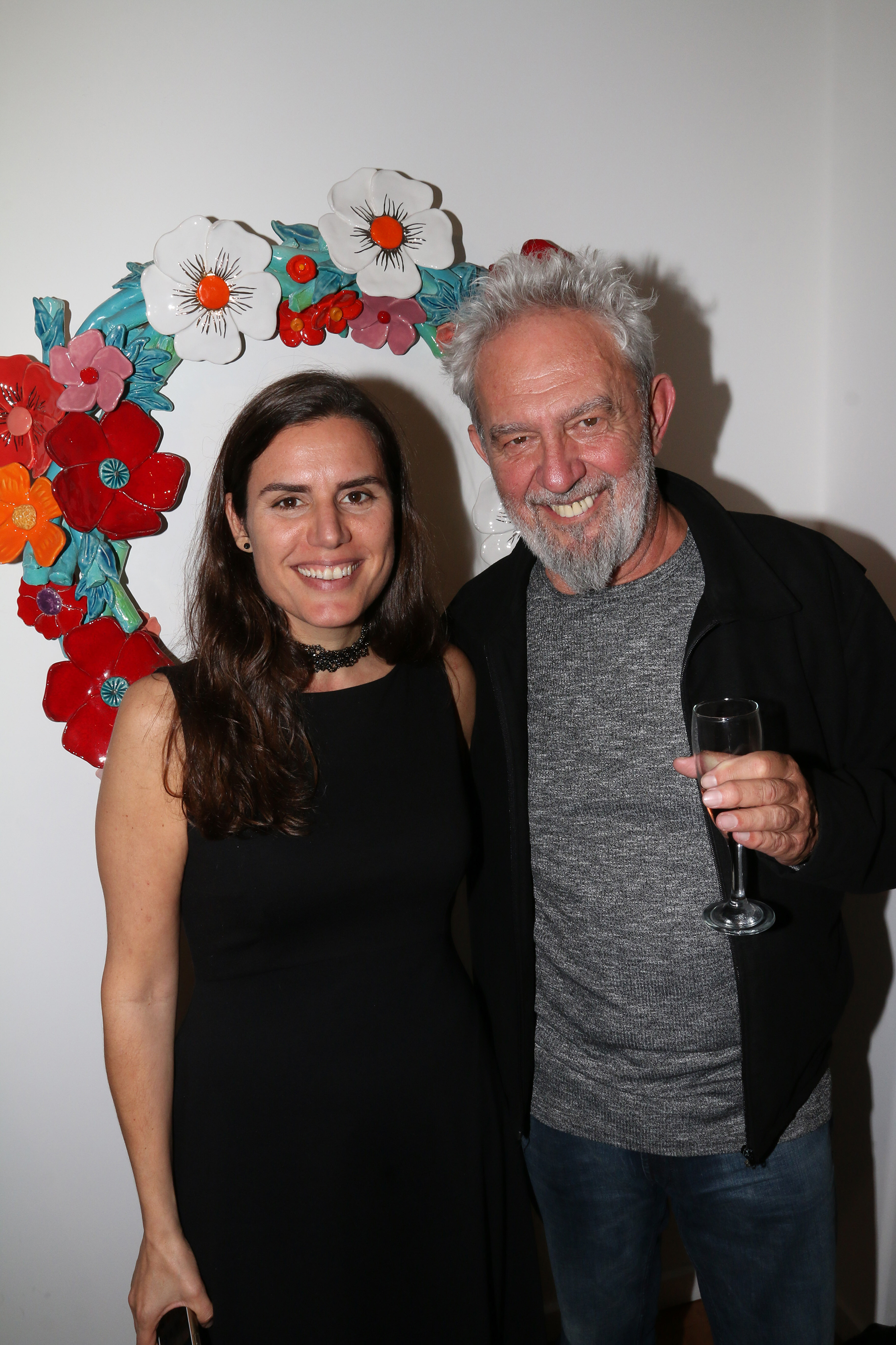 Lalo Mir junto a la directora de la galería