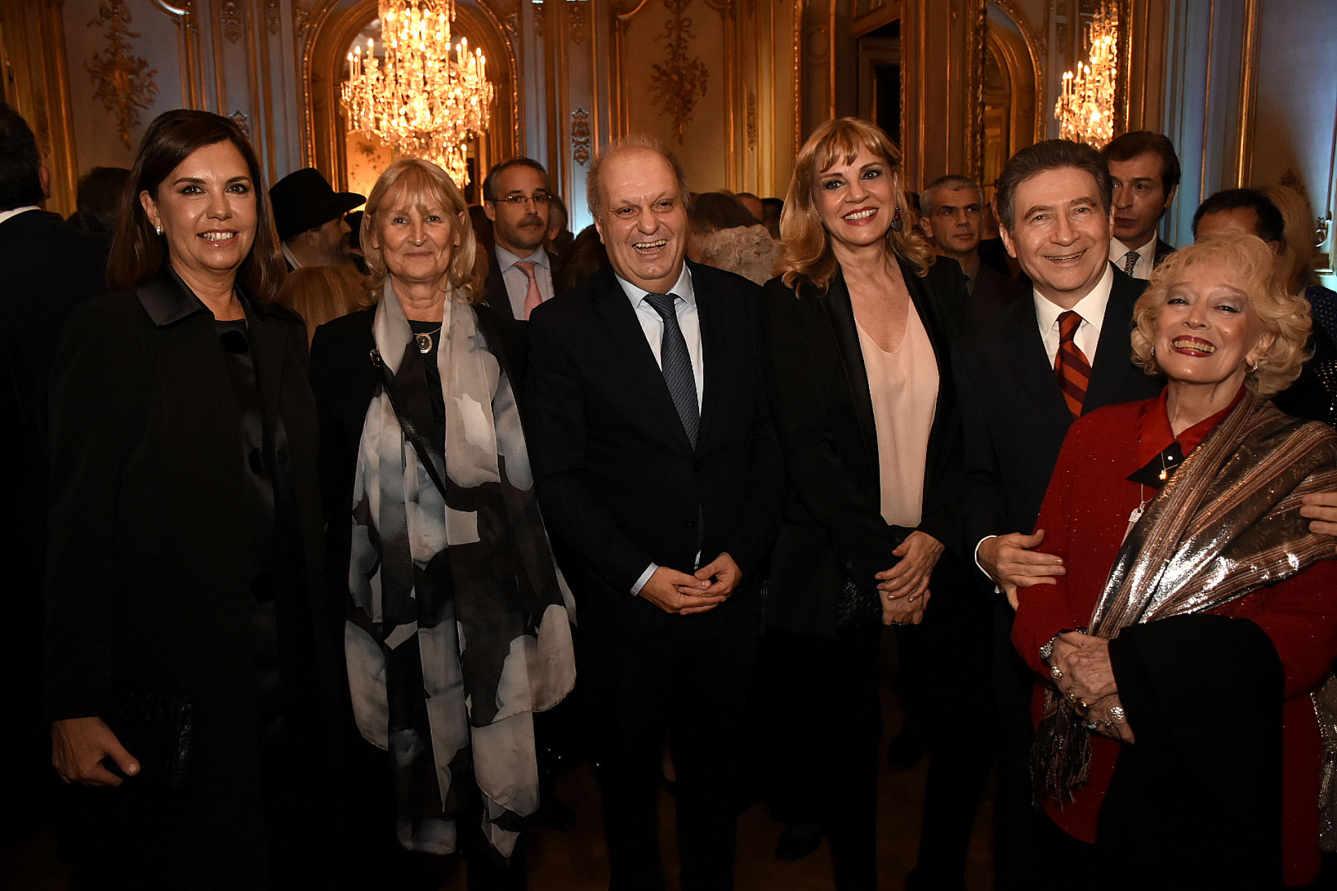 Liliana Parodi y Marta Buchanan (América TV), y Teté Coustarot junto a Hernán Lombardi, el embajador francés y su mujer. La efigie que adorna el anverso de la medalla fue cambiando con la historia. Hasta 1815 aparecía el perfil de Napoleón I pero, con la Restauración, se cambió por el de Enrique IV. La imagen de Napoleón volvió a usarse entre 1848 y 1880; desde finales de siglo XIX es una figura femenina la que decora la medalla