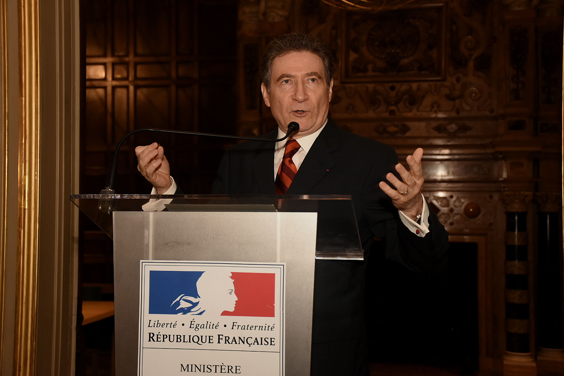 Pierre-Henri Guignard, embajador de Francia en la Argentina, le expresó a Lombardi: “Agradezco tu compromiso y, sobre todo, reconozco tu visión. Tienes la capacidad de proyectarte siempre en el mediano y largo plazo, al servicio del interés general de tu país. Y este compromiso no es la espuma de un discurso, sino que tiene la fuerza de la ola que alcanza la orilla de lo concreto, donde se toman la decisiones para avanzar y construir un mundo mejor, anticipando los cambios y abrazando los desafíos”
