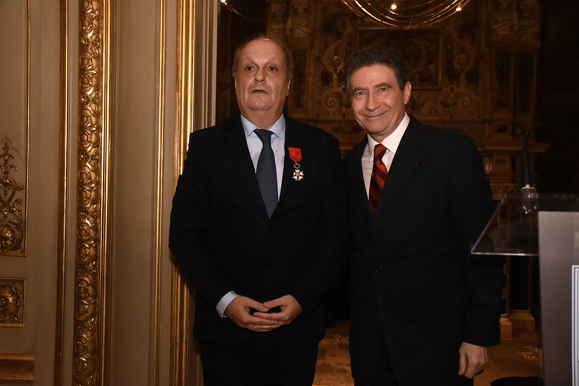 “Por estas razones, y en consideración a tu contribución personal al reforzamiento de la relación entre nuestros dos países, me siento particularmente feliz y orgulloso, querido Hernán Lombardi, de presentarte, a nombre del presidente de la República, con les insignes d’Officier de l’Ordre national de la Légion d’Honneur”, finalizó el embajador francés