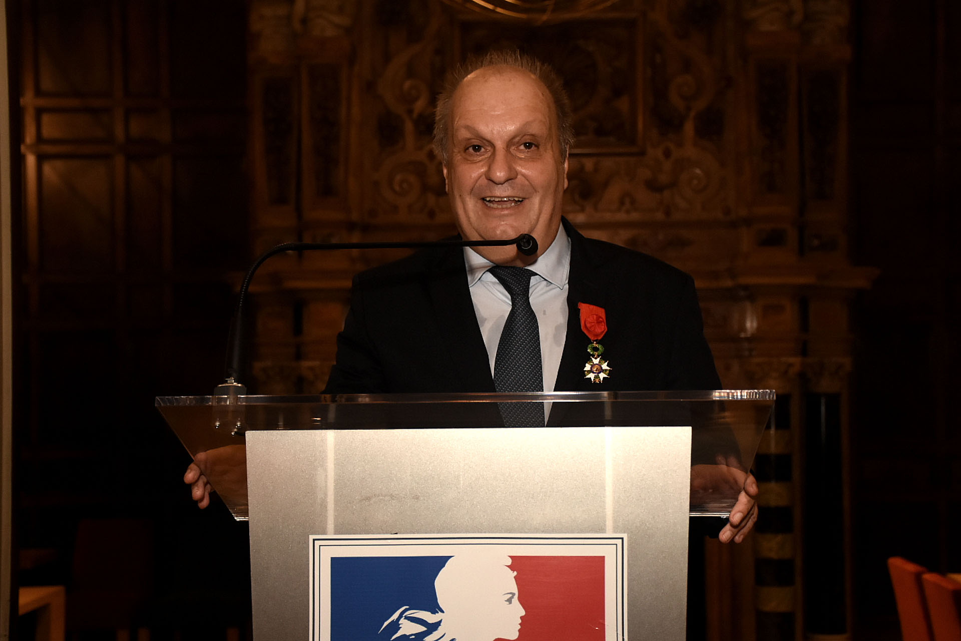 Hernán Lombardi, titular del Sistema Federal de Medios y Contenidos Públicos, expresó: “Siento una enorme alegría, una indescriptible emoción y una gran responsabilidad al recibir hoy por parte de la República Francesa la distinción de Oficial de Honor. Compartimos en la profundidad de nuestros espíritus el amor por la cultura”. Y añadió: “El placer de la contemplación de la belleza y la producción de bienes culturales, cuando es patrimonio de todos los ciudadanos, amplía la noción de ciudadanía”