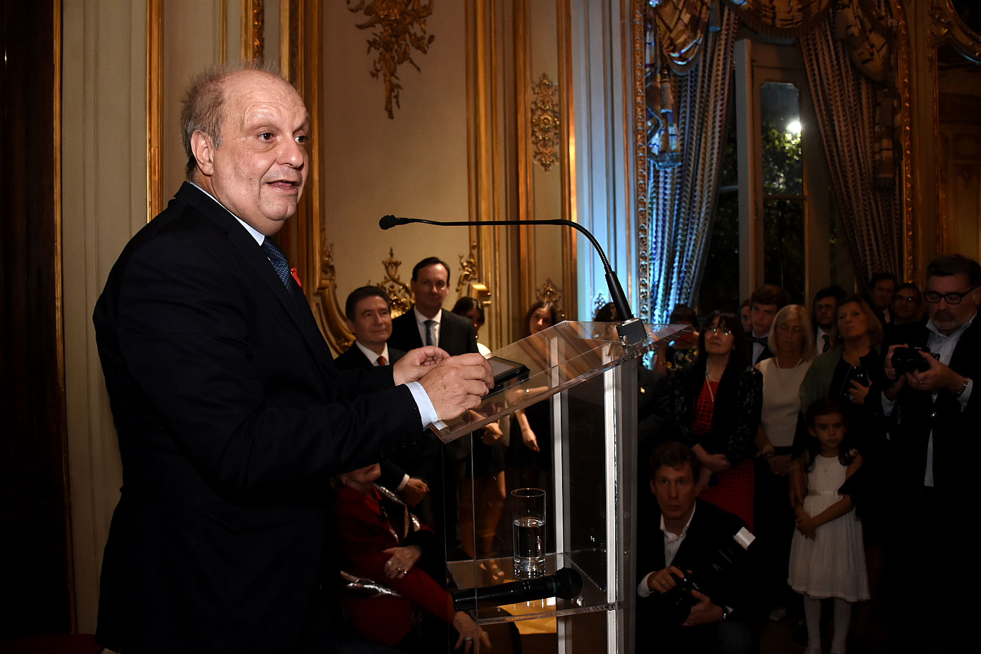 En la orden de la Legión de Honor se entra en el grado más bajo, el de Caballero, pudiendo progresar por méritos exhibidos. El cargo supremo es el de Gran Maestre, que corresponde al Presidente de la República Francesa, quien a su vez lo recibe de manos del Canciller. El Canciller es elegido entre los que poseen el título de Gran Cruz y es quien preside el Consejo de la Orden