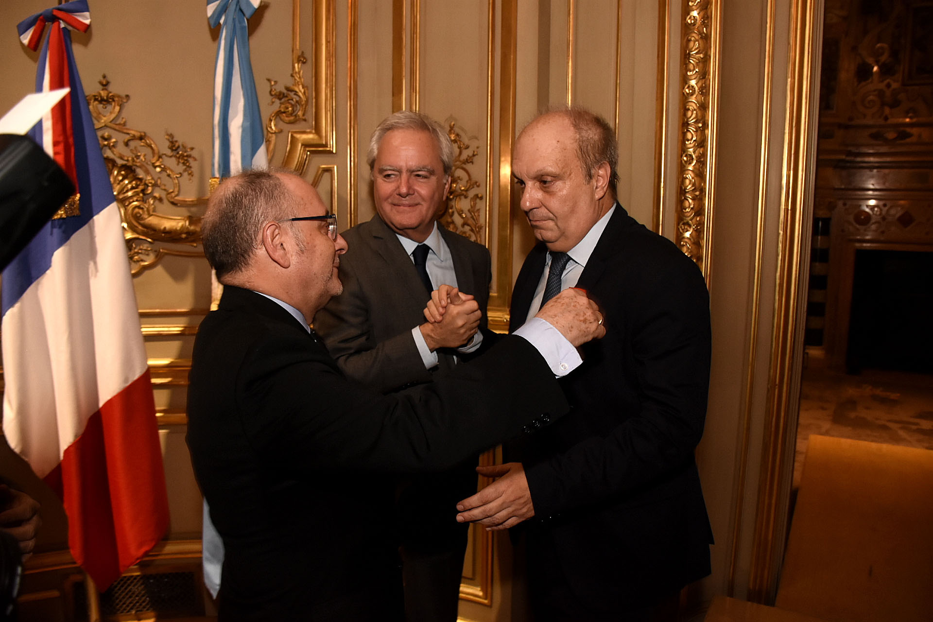 Para finalizar aseguró: “Francia fue faro de nuestra libertad. Francia fue generosa con nuestros exilios. Nuestra aventura común toca el presente y se proyecta en el futuro con una agenda siempre abierta a la resistencia contra toda forma de opresión. Si las formas de opresión varían y mutan, es en el humanismo rebelde que compartimos argentinos y franceses donde encontramos lo más puro de nuestros corazones y lo más osado de nuestra inteligencia”. En la foto, Lombardi recibe el saludo del Canciller Jorge Faurie, ante la mirada del presidente provisional del Senado, Federico Pinedo