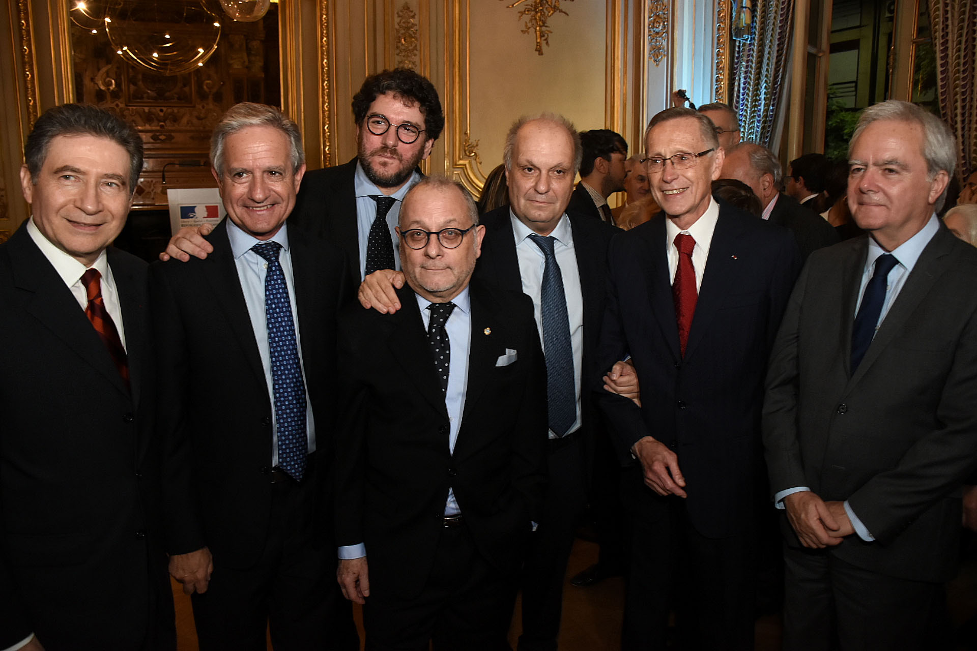 Pierre-Henri Guignard junto al secretario de Modernización, Andrés Ibarra; el secretario de Cultura, Pablo Avelluto; el Canciller Jorge Faurie; Hernán Lombardi; el presidente del CARI, Adalberto Rodríguez Giavarini; y el presidente provisional del Senado, Federico Pinedo. La orden se concede por decreto del Presidente de la República de Francia a hombres y mujeres, ya sean franceses o extranjeros, por méritos extraordinarios realizados dentro del ámbito civil o militar