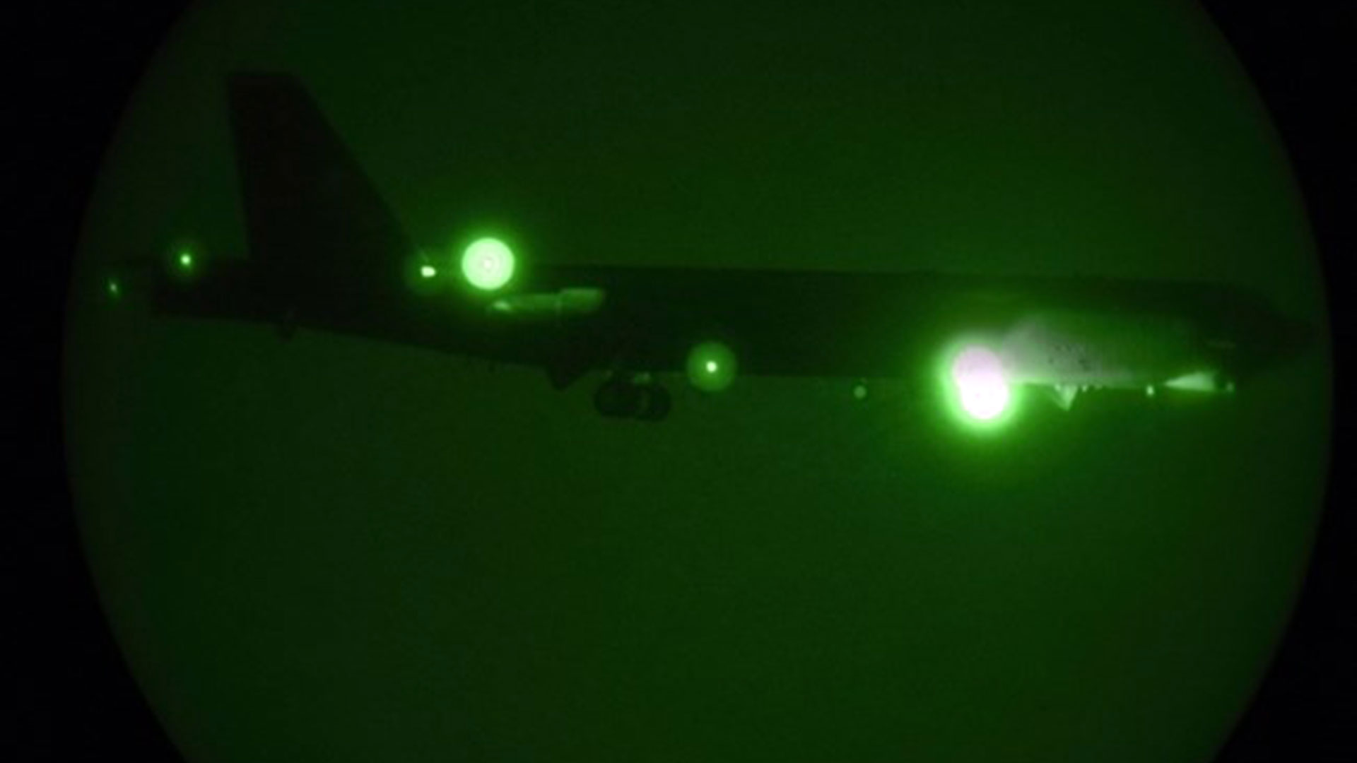 En esta foto publicada este jueves 9 de mayo por la Fuerza Aérea de los Estados Unidos se ve a un B-52H asignado al 20º Escuadrón Expedicionario de Bombas que se aproxima para un aterrizaje en la Base Aérea Al Udeid, en Qatar (Sargento Ashley Gardner/Fuerza Aérea de los Estados Unidos vía AP)