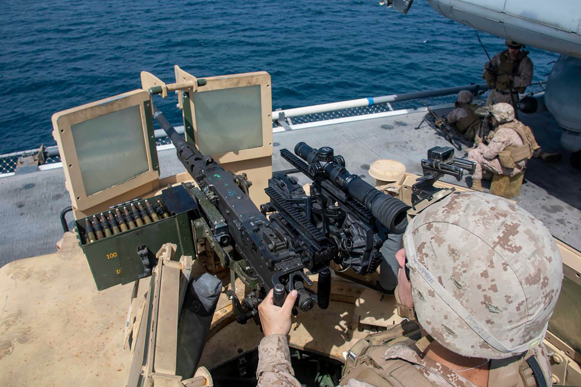 Imagen desde el El buque de asalto anfibio de clase Avispa USS Kearsarge (LHD 3)(@CENTCOM)