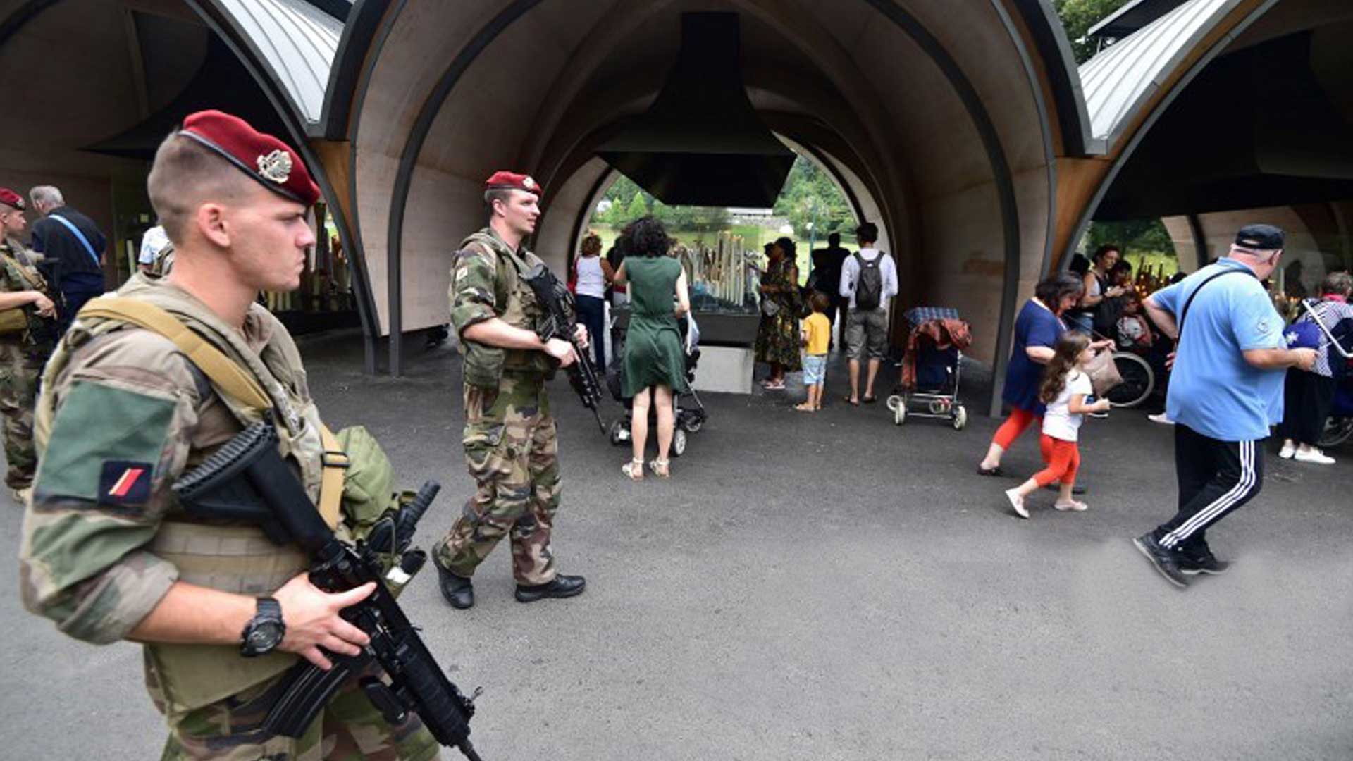 En Francia, en el marco de la operación “Sentinelle”, soldados paracaidistas armados con fusiles patrullan las principales estaciones de trenes de París . hacer.