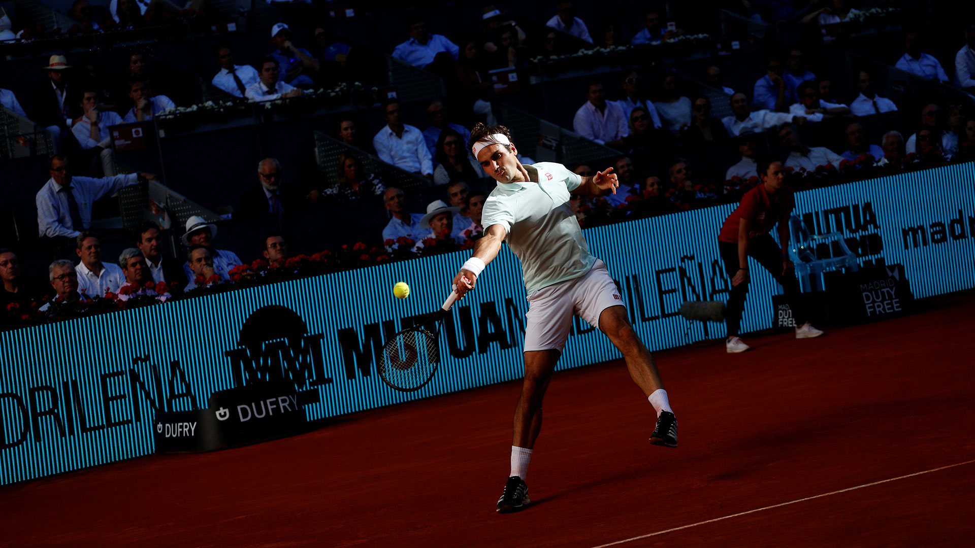 Federer jugó en Madrid su primer torneo sobre polvo de ladrillo en tres años (Reuters)