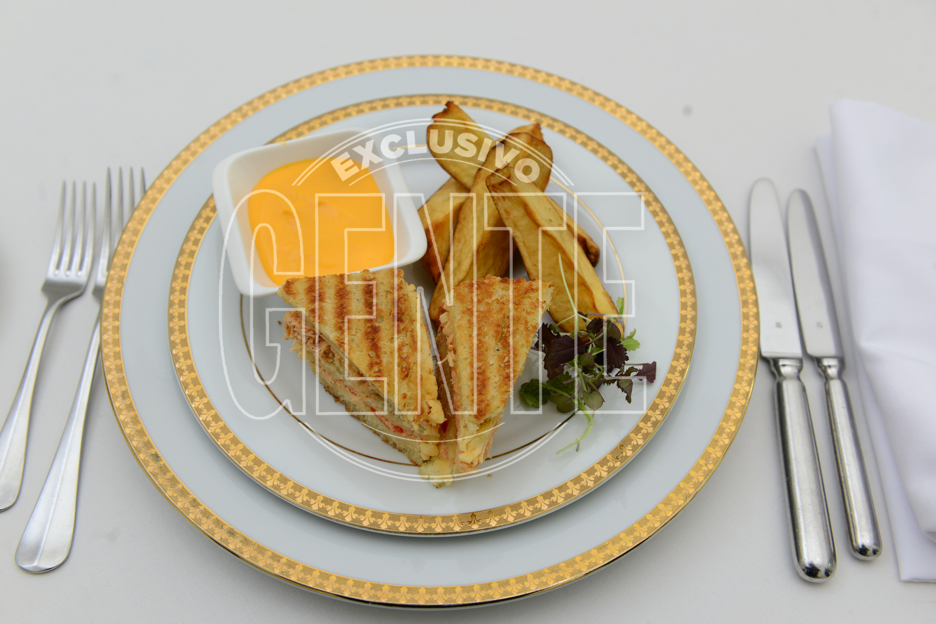 Sándwich de pollo con papas cuña y queso cheddar para los más chicos.