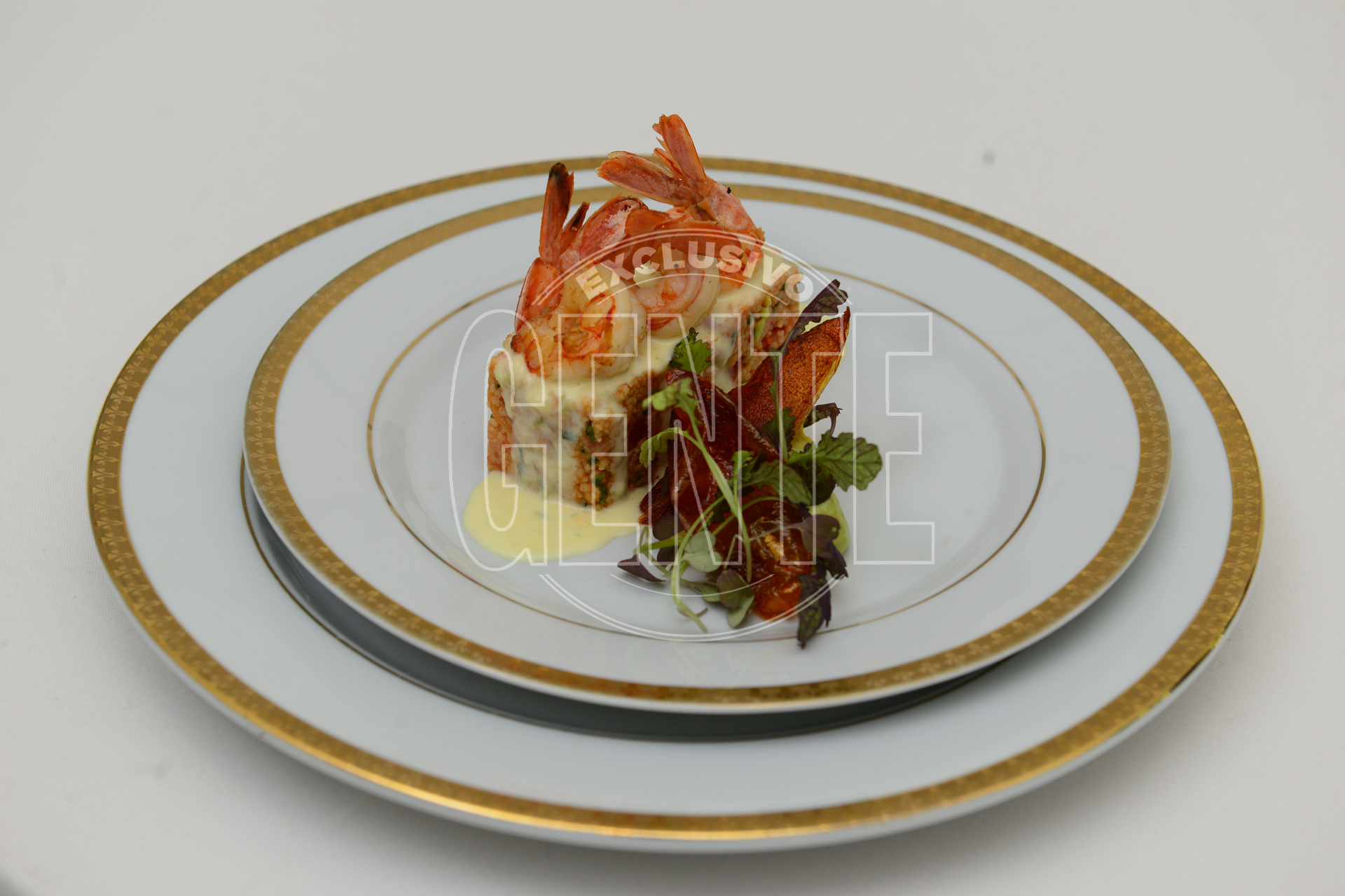 Ensalada de cous cous, tomates, salsa cítrica, langostinos grillados y mousse de palta.