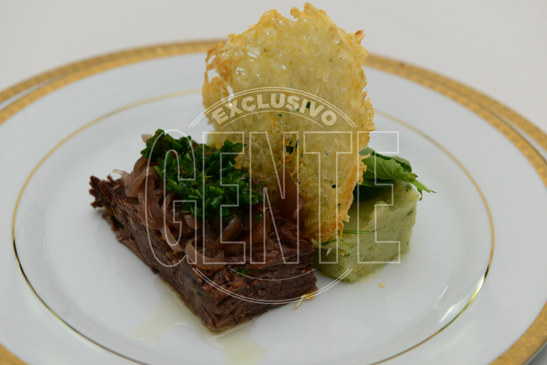 Vacío braseado con puré de alcauciles y ensalada de rúcula con salsa de hierbas y cebollas caramelizadas al Malbec.