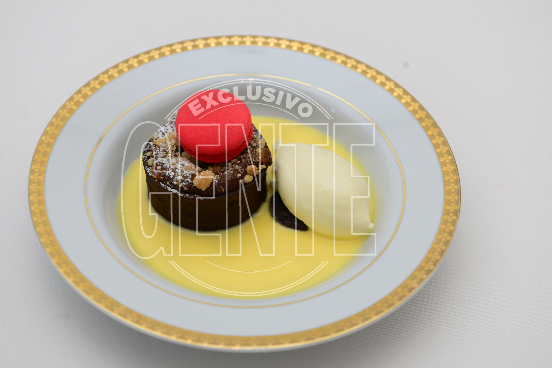 Capuchino, salsa de vainilla, souffle de chocolate con café, lago de crema y macarron de chocolate.