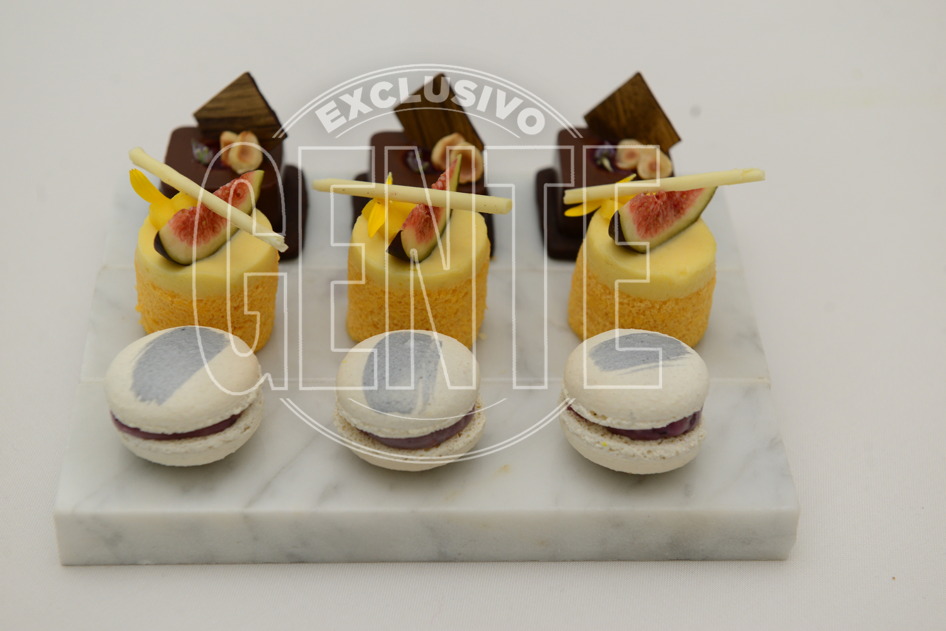 Panacotta de chocolate amazónico y lavanda, charlotte de mango y lima y macarrones de chocolate blanco y frutos rojos.