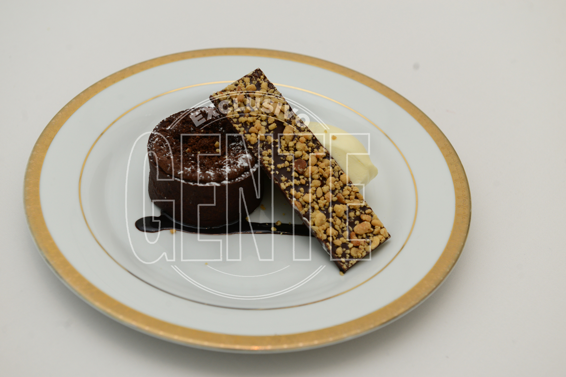 Souflee de chocolate, dulce de leche y maní.