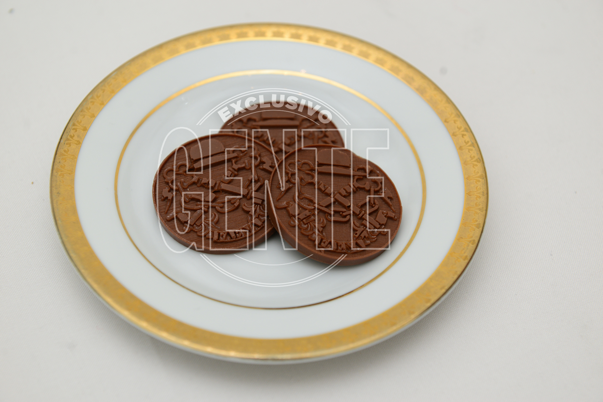 Petit Four de chocolate con leche y naranja con el logo del Faena impreso.