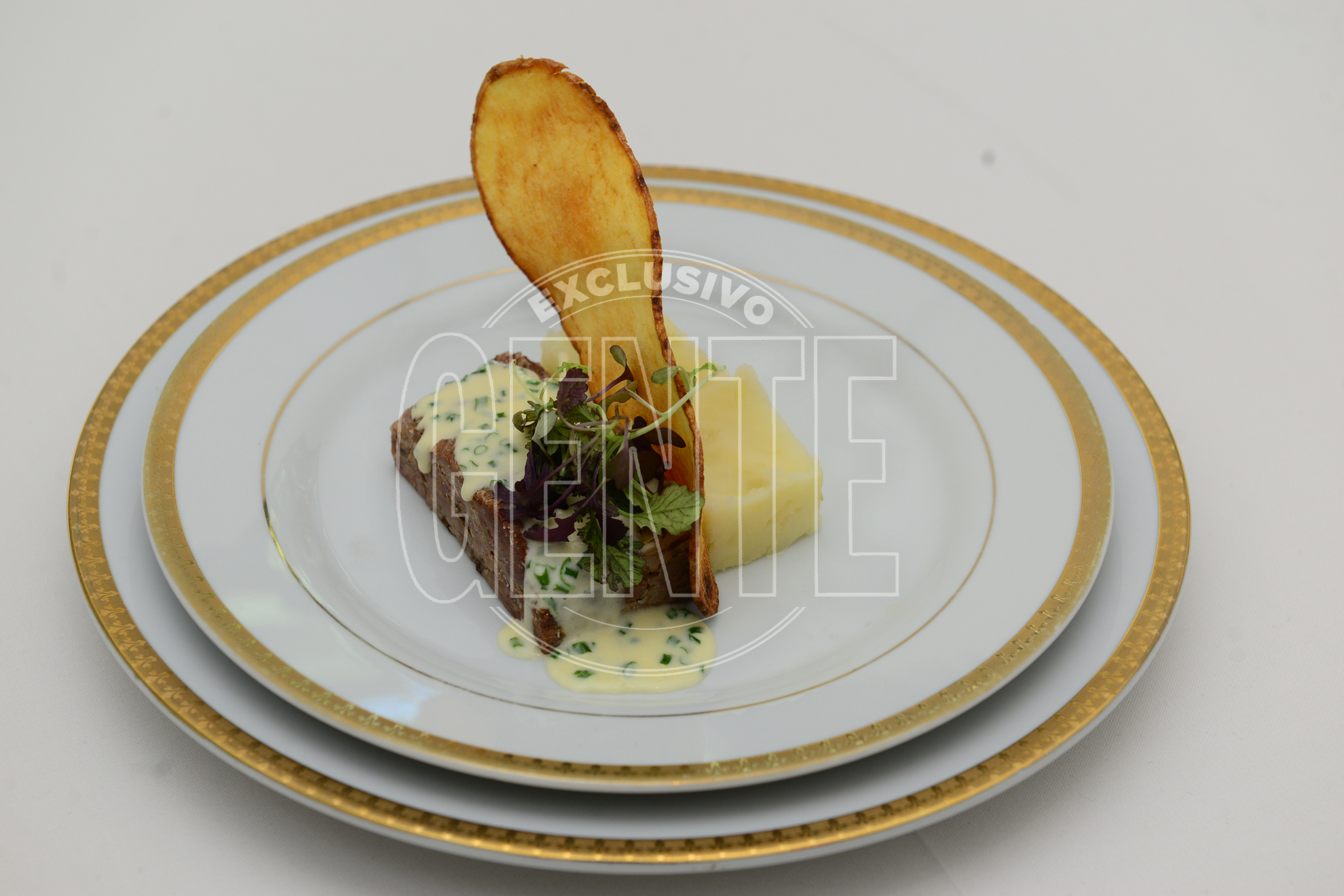 Vacío braseado con puré de papas y salsa de hierbas.
