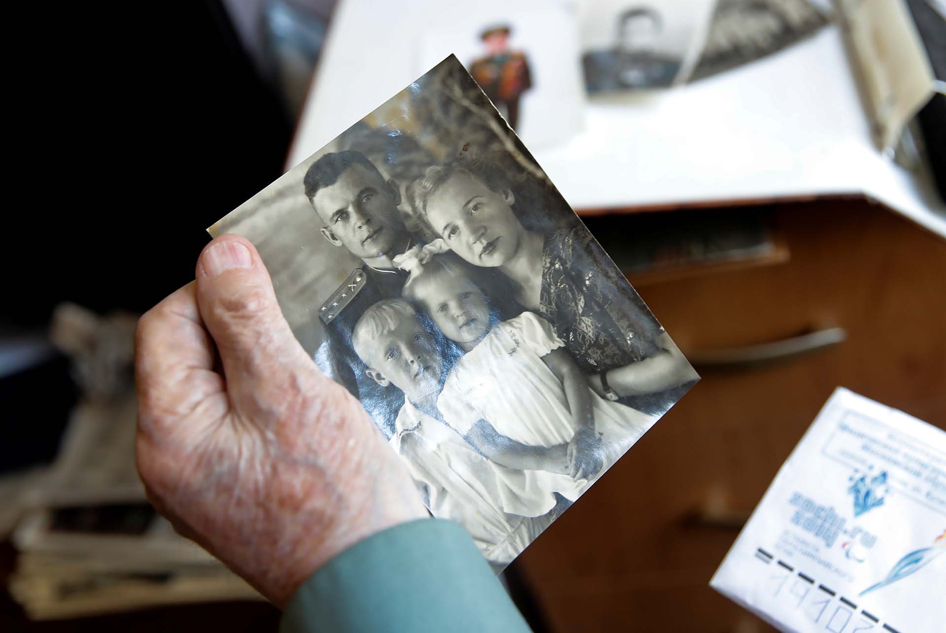 Nikolay Bagayev con una antigua foto de él junto a su esposa y sus dos hijos (REUTERS/Maxim Shemetov)