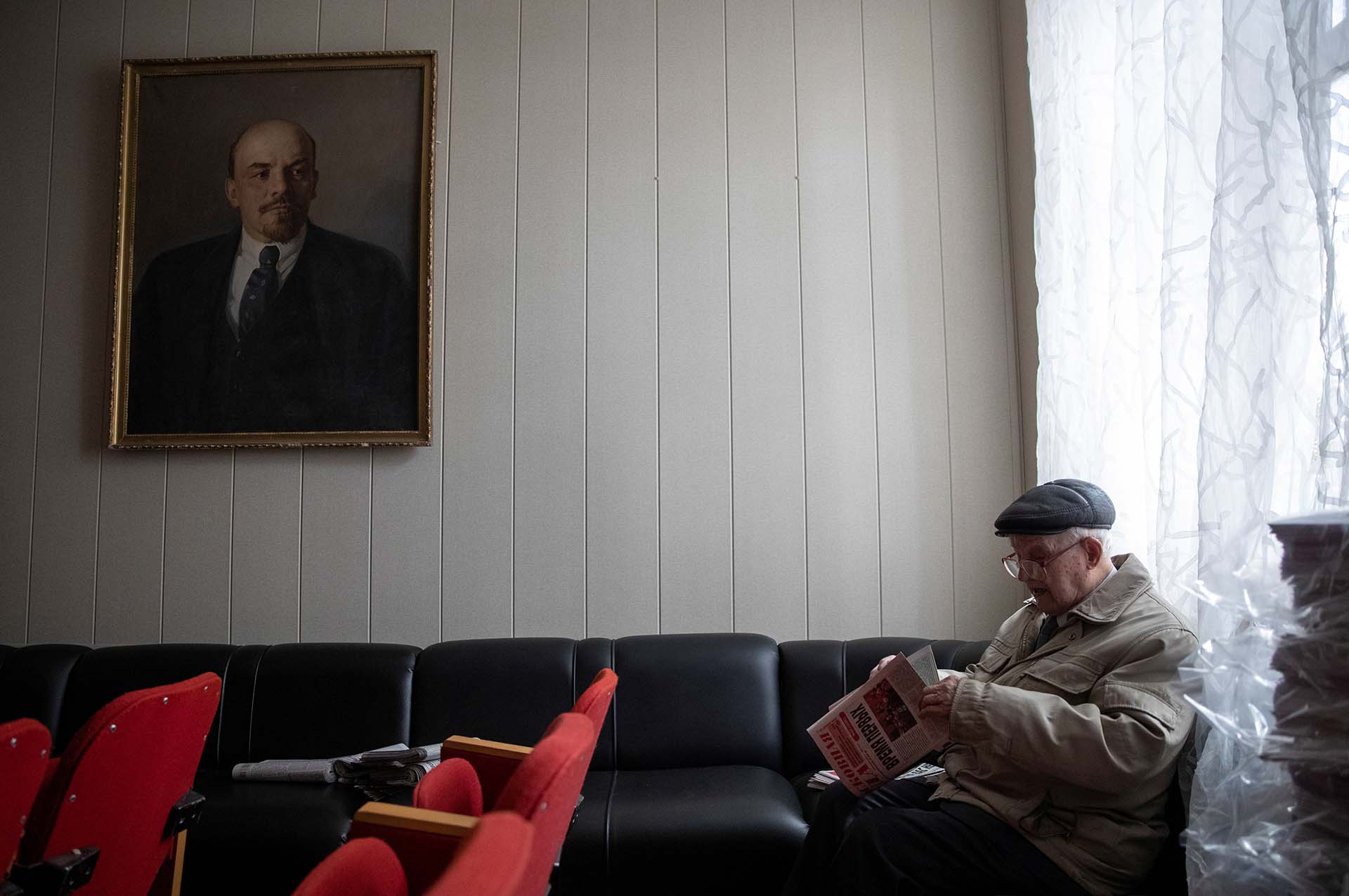 Bagayev elige diarios del partido comunistas para distribuirlos a los militantes (REUTERS/Maxim Shemetov)