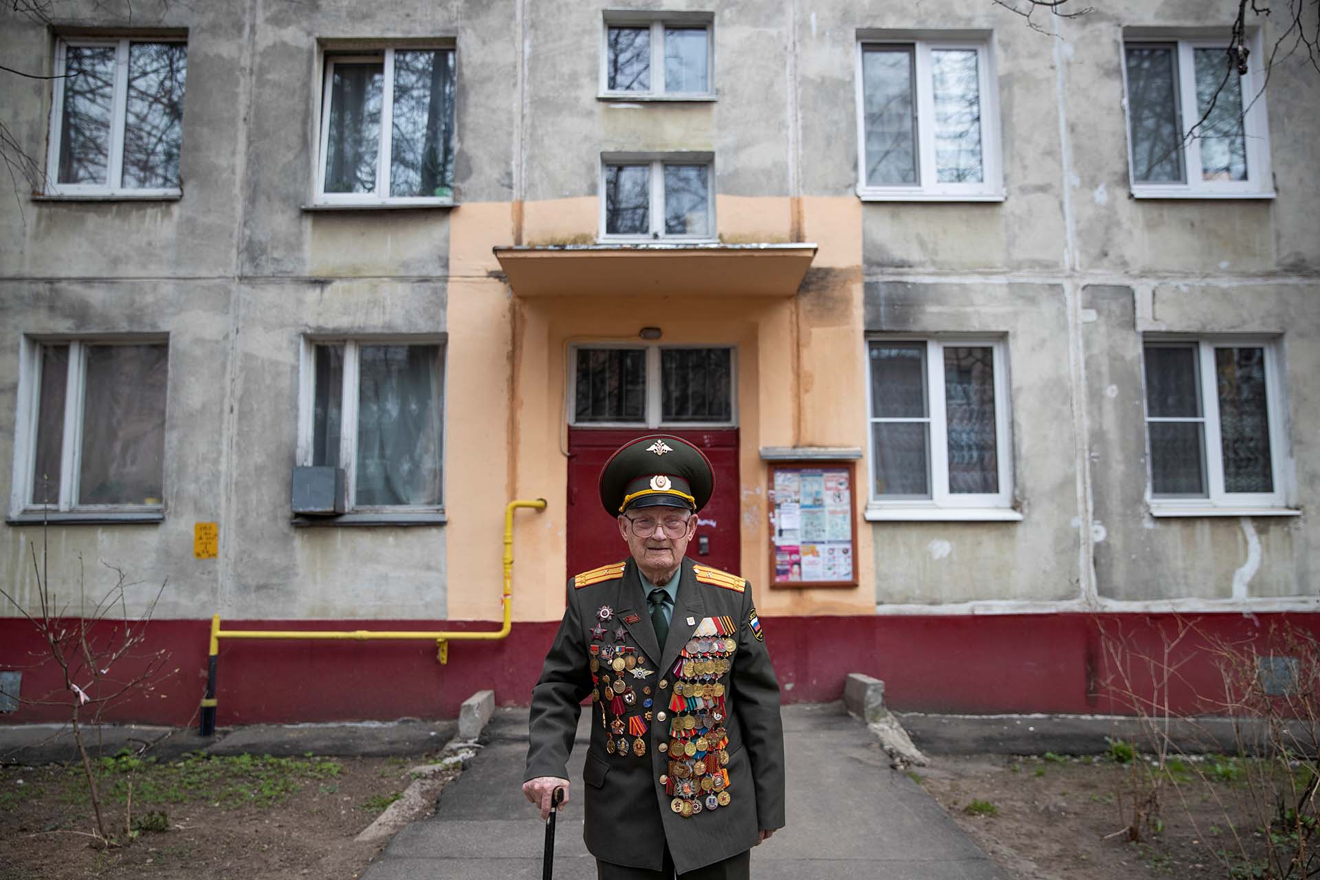 Nikolay Bagayev, frente a su departamento en Korolyov (REUTERS/Maxim Shemetov)