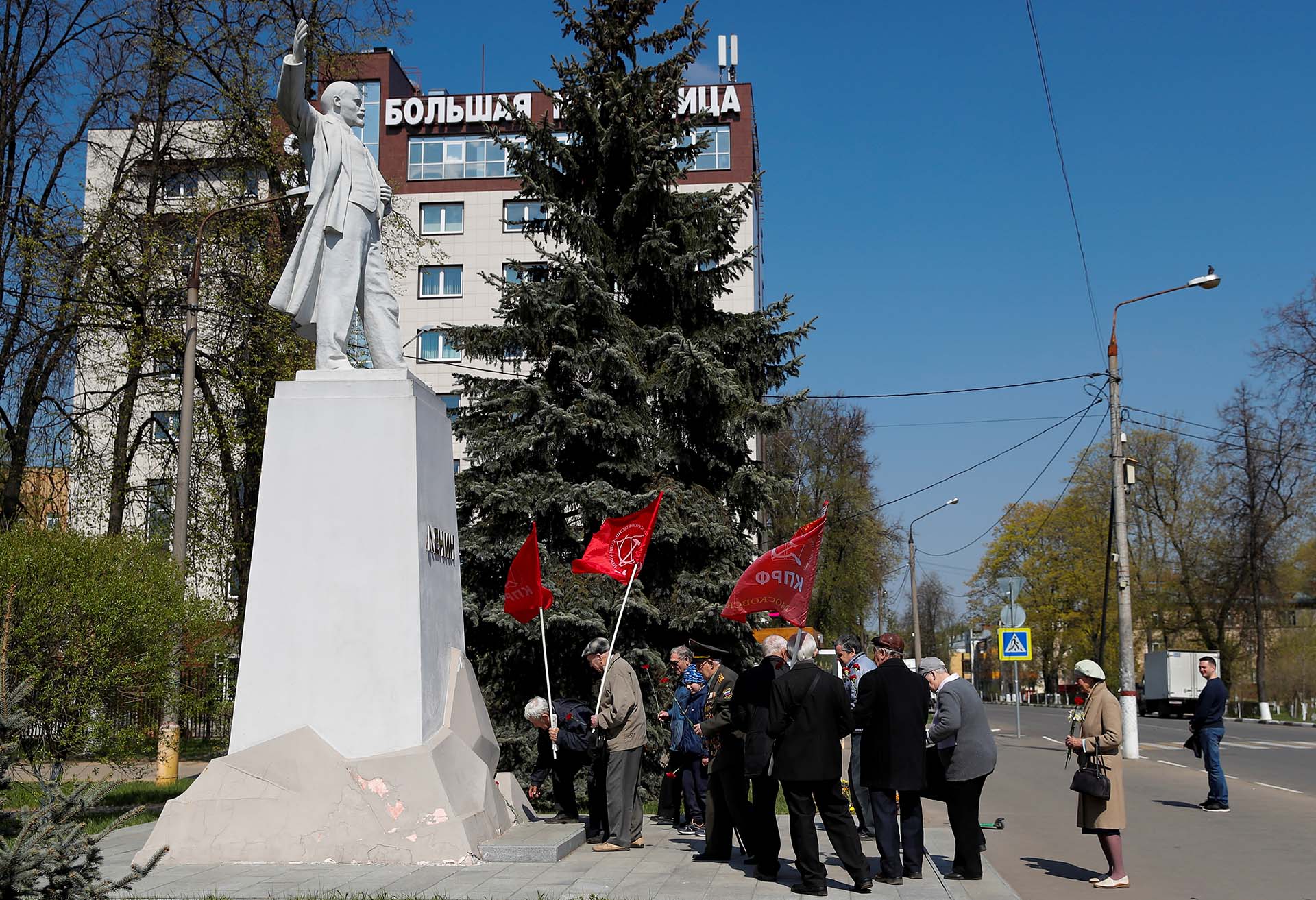 Miembros del Partido Comunista Ruso llevan flores a una estatua de Vladimir Lenin en Korolyov (REUTERS/Maxim Shemetov)