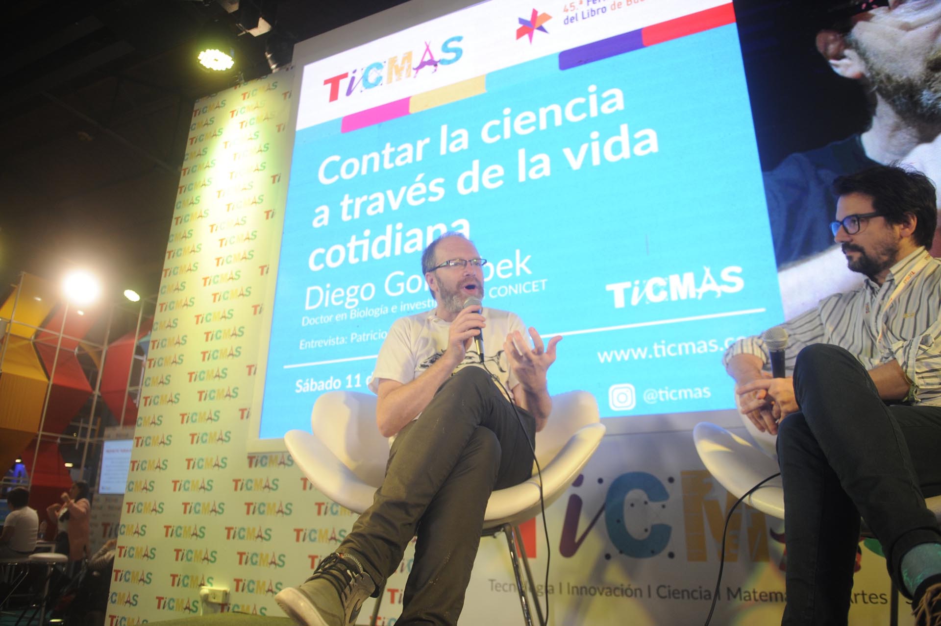 Diego Golombek en el stand de Ticmas (Dino Calvo)