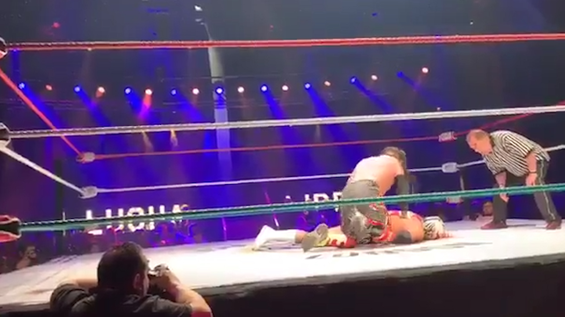 Juventud Guerrera intenta seguir con la pelea, pero Silver King no reacciona(Foto: Captura de pantalla)