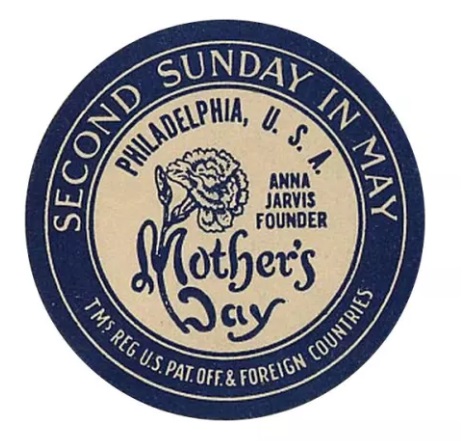 Jarvis protegió con derechos de autor su propia fotografía y registró las marcas del Sello del Día de la Madre con un dibujo de un clavel y las palabras “Día de la Madre” (siempre en singular para distinguirla de “Día de las madres”), “Segundo domingo de mayo” y “Anna Jarvis Fundadora”. (Sociedad Histórica Lancaster)