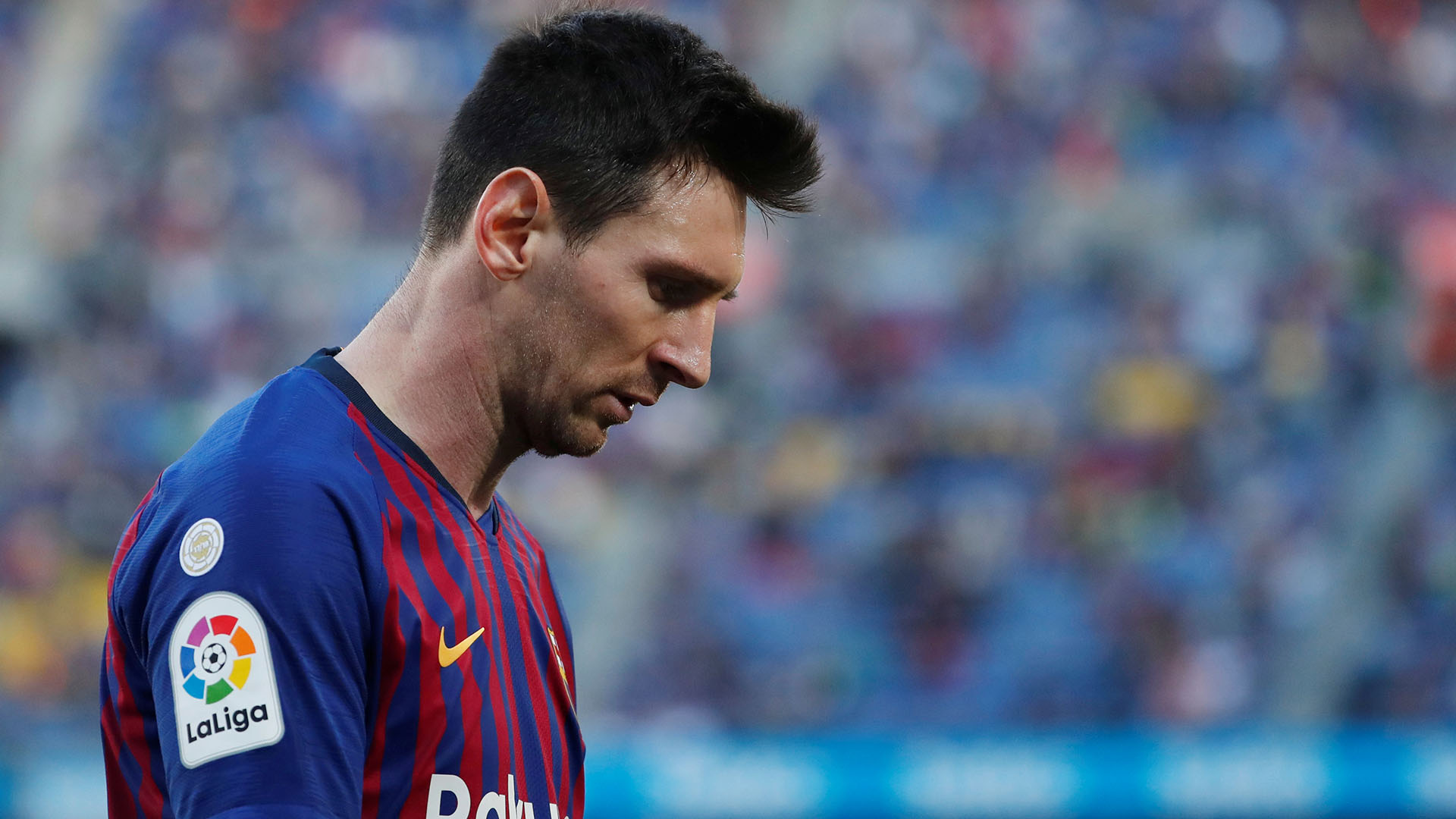 Con este gesto, Messi jugó todo el partido. Una mezcla de dolor y frustración, más allá de que, como capitán, dio la cara ante su público (Foto: REUTERS/Susana Vera)