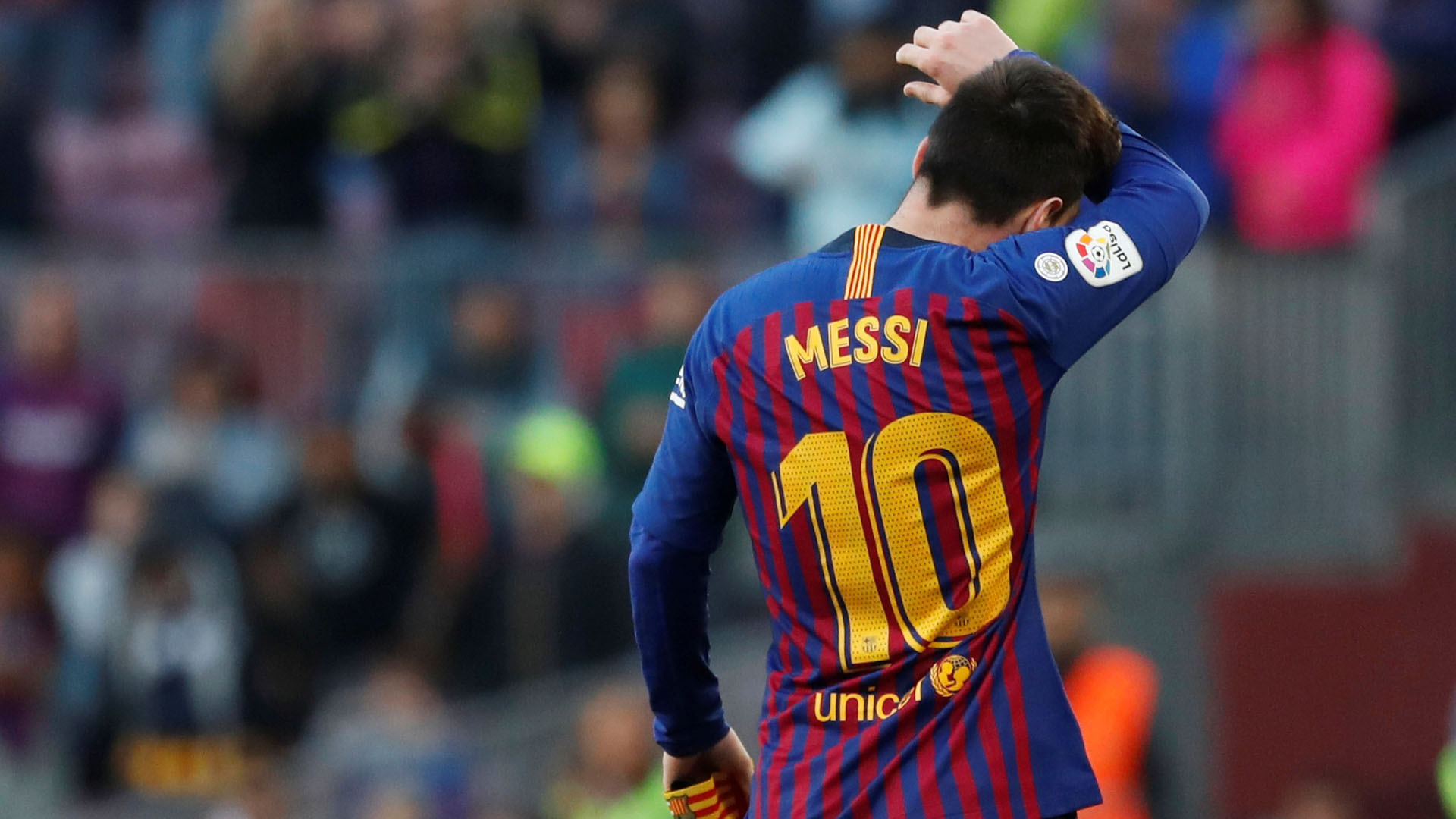 Messi casi no celebró los goles. Se lo vio afectado por el golpe en Anfield (Foto: REUTERS/Susana Vera)