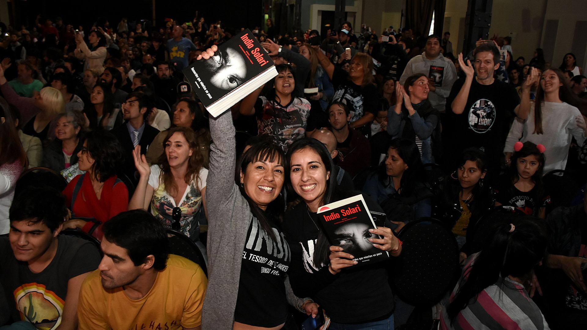 Más de mil personas se acercaron a la Feria del Libro, no todos pudieron entrar a la sala